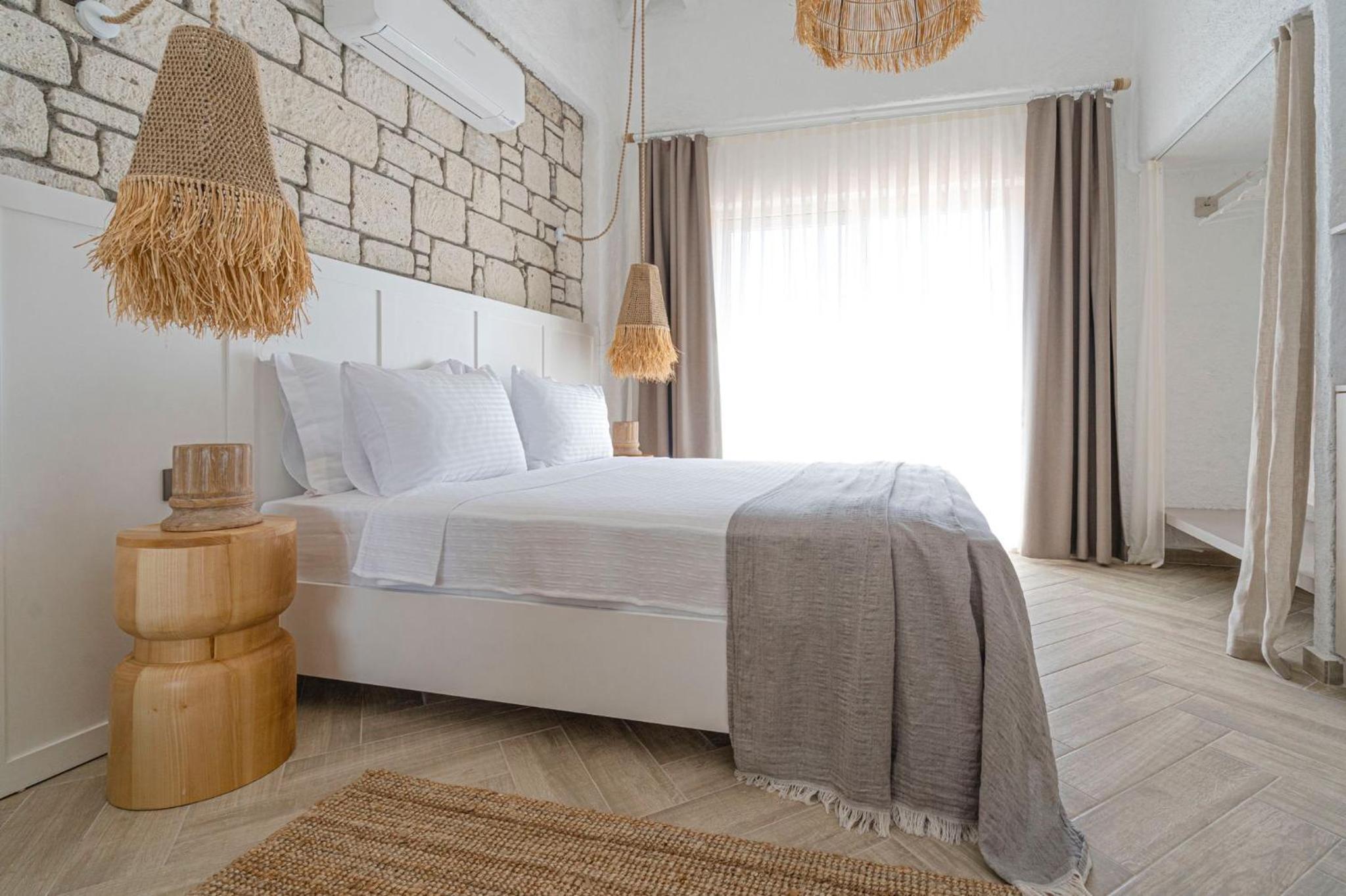 Deluxe Double Room with Balcony - Photo 8
