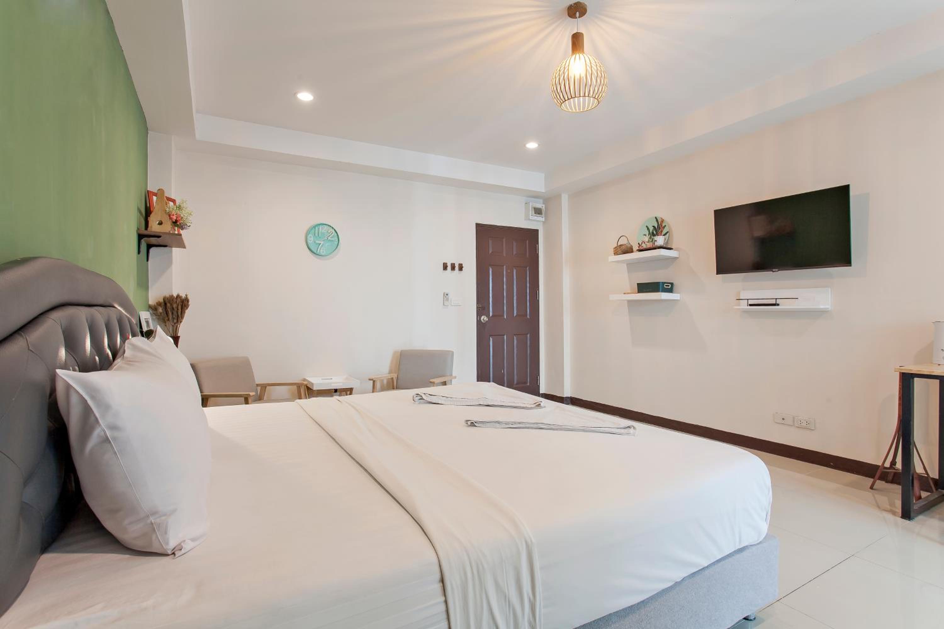 Deluxe King Room - Photo 2