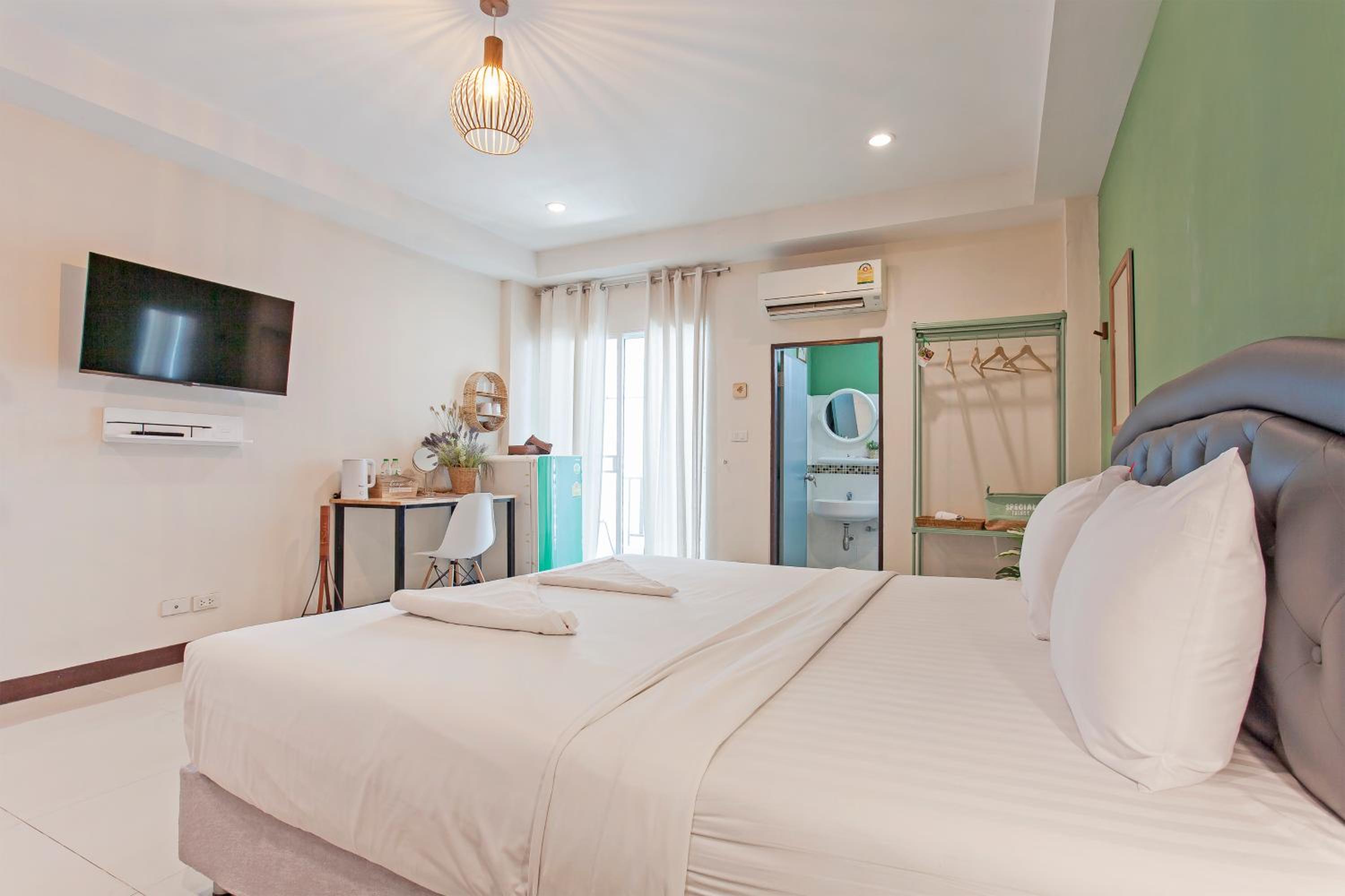 Deluxe King Room - Photo 17