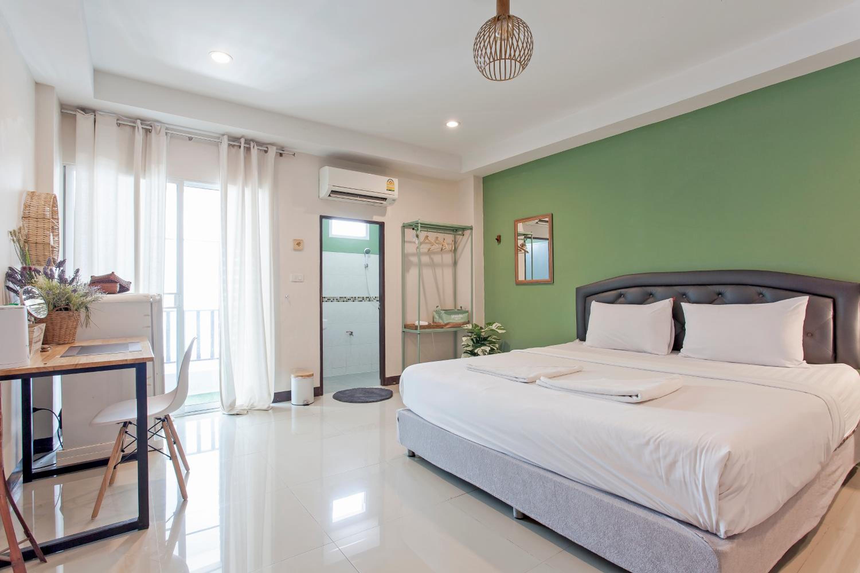Deluxe King Room - Photo 8