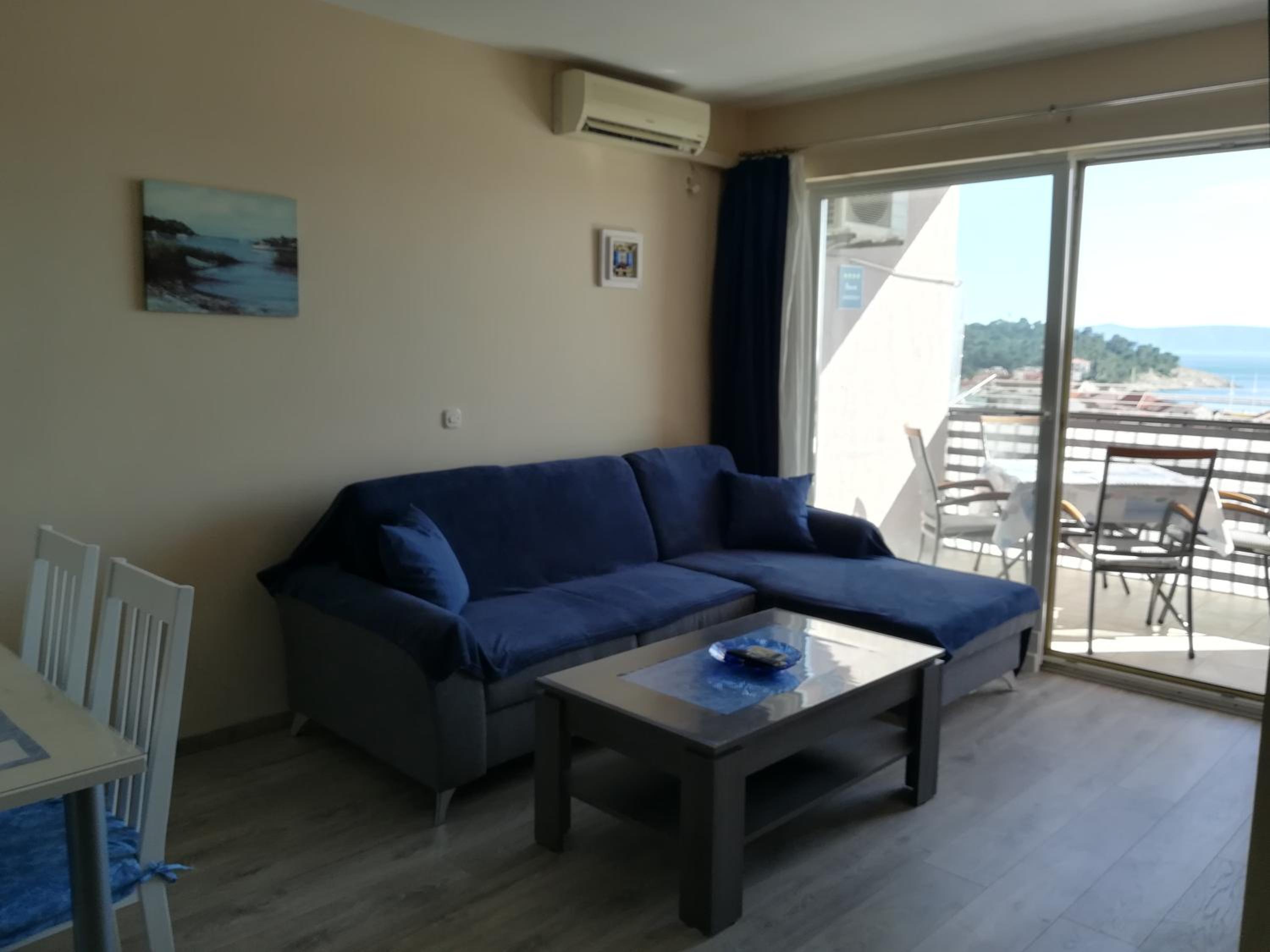 Apartment with Balcony - Photo 2