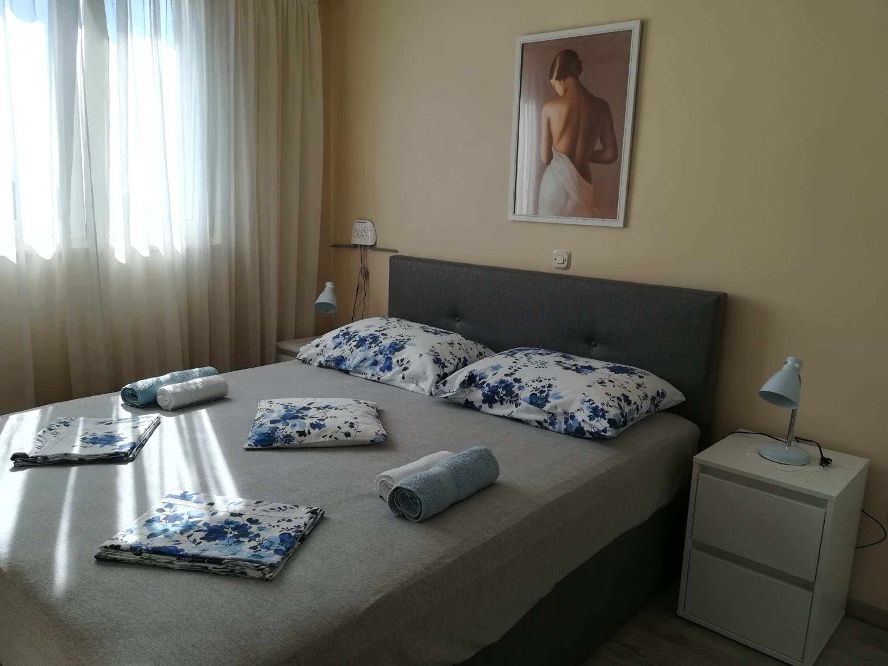 Apartment with Balcony - Photo 3