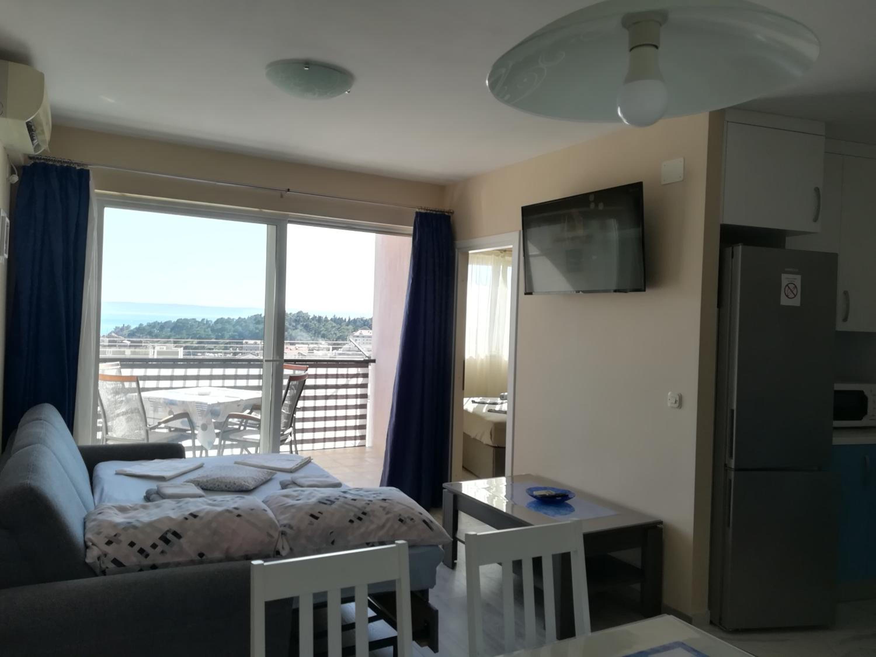 Apartment with Balcony - Photo 5