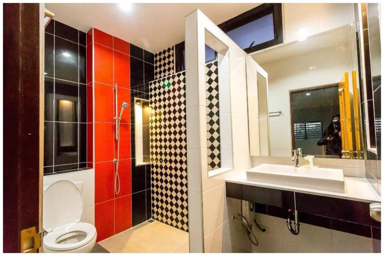 Three-Bedroom House - Photo 4