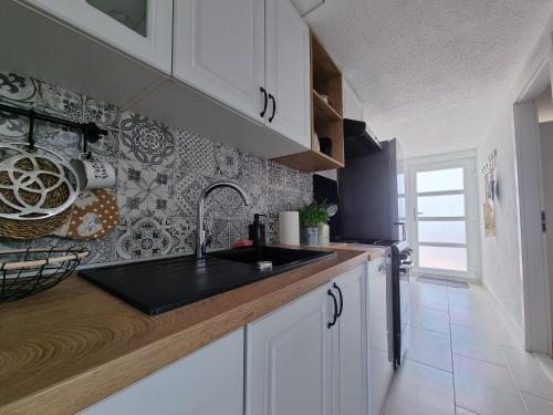 One-Bedroom Apartment with Balcony and Sea View photo 3