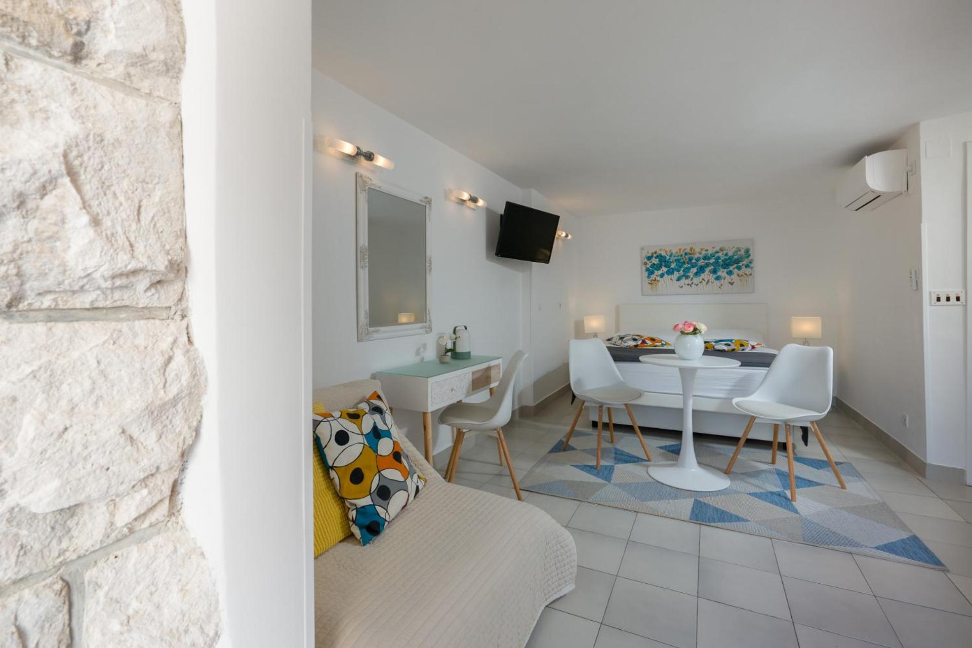 Studio Apartment with Terrace