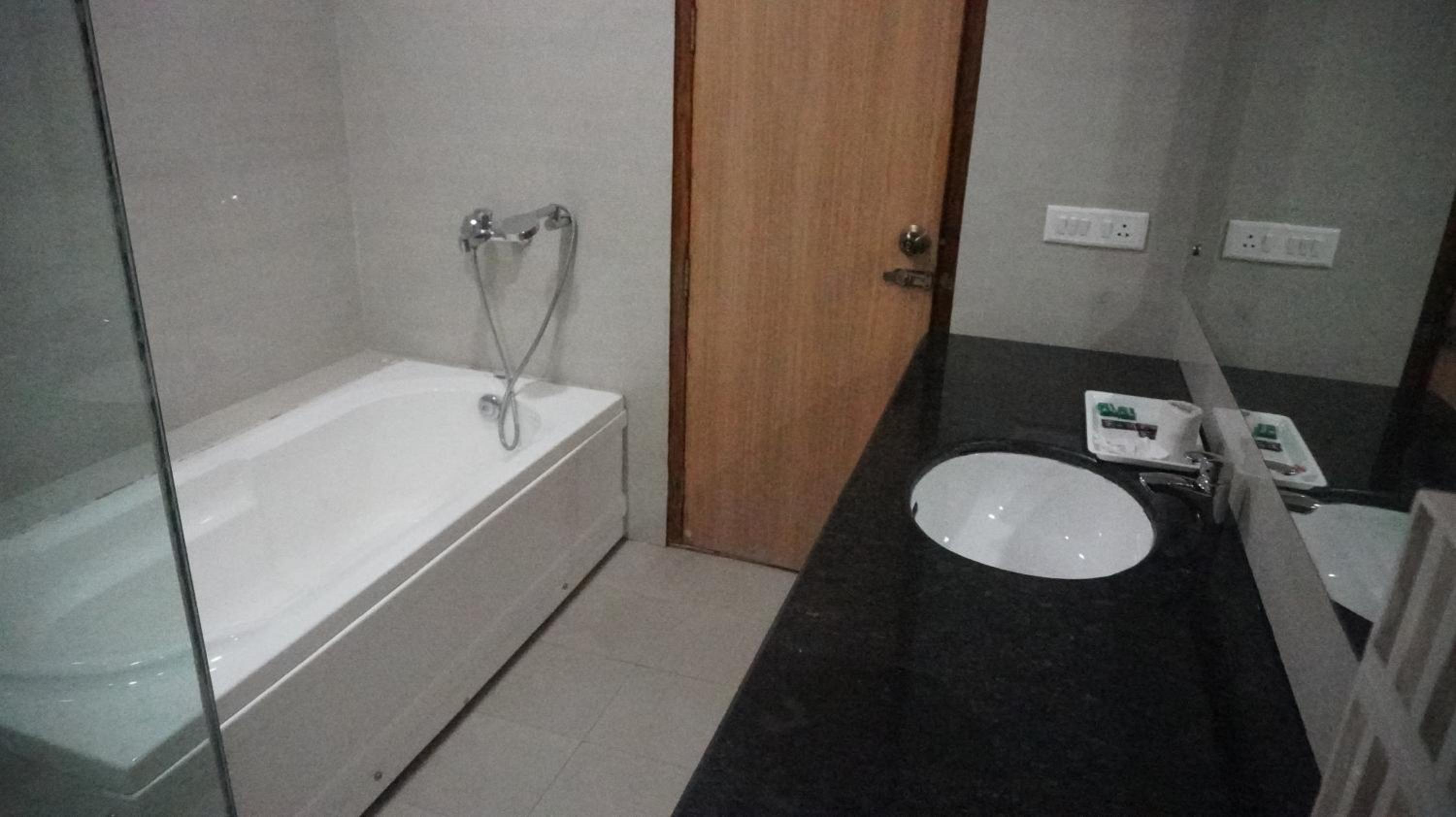 Suite with Pool View - Photo 9