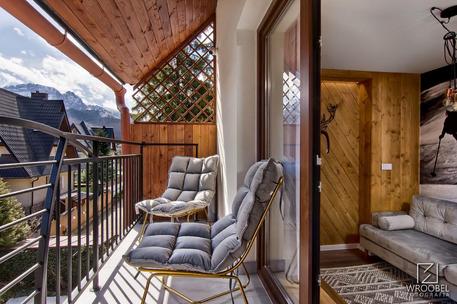 Apartment with Balcony - Photo 5