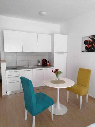 One-Bedroom Apartment - Photo 6
