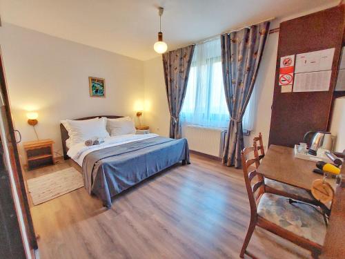 Double Room with Private Bathroom - Photo 1