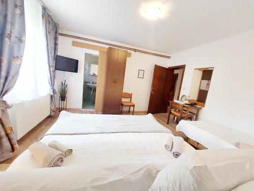 Triple Room with Private Bathroom - Photo 2