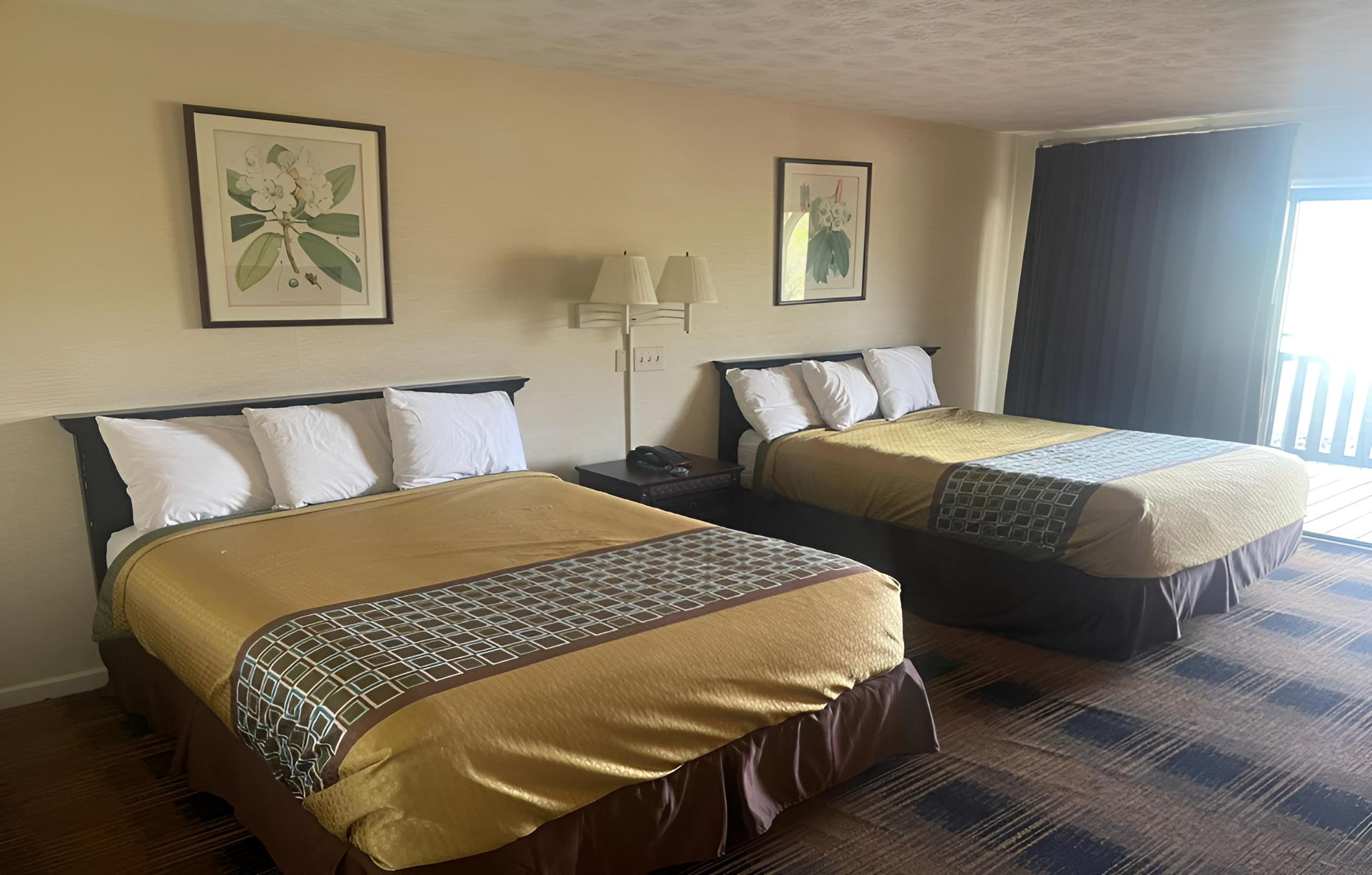 Queen Room with Two Queen Beds - Non-Smoking photo 1