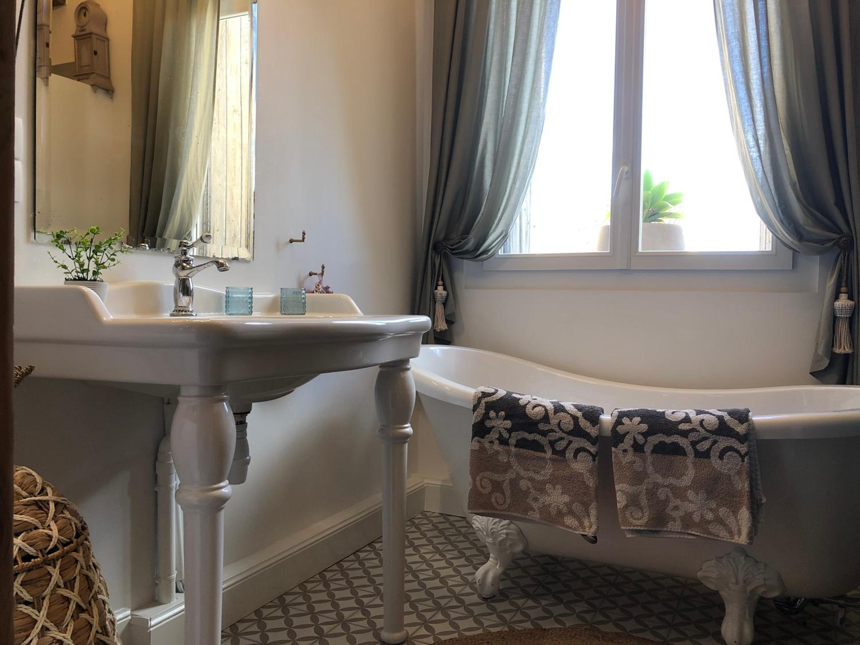 Deluxe Double Room with Balcony - Photo 9