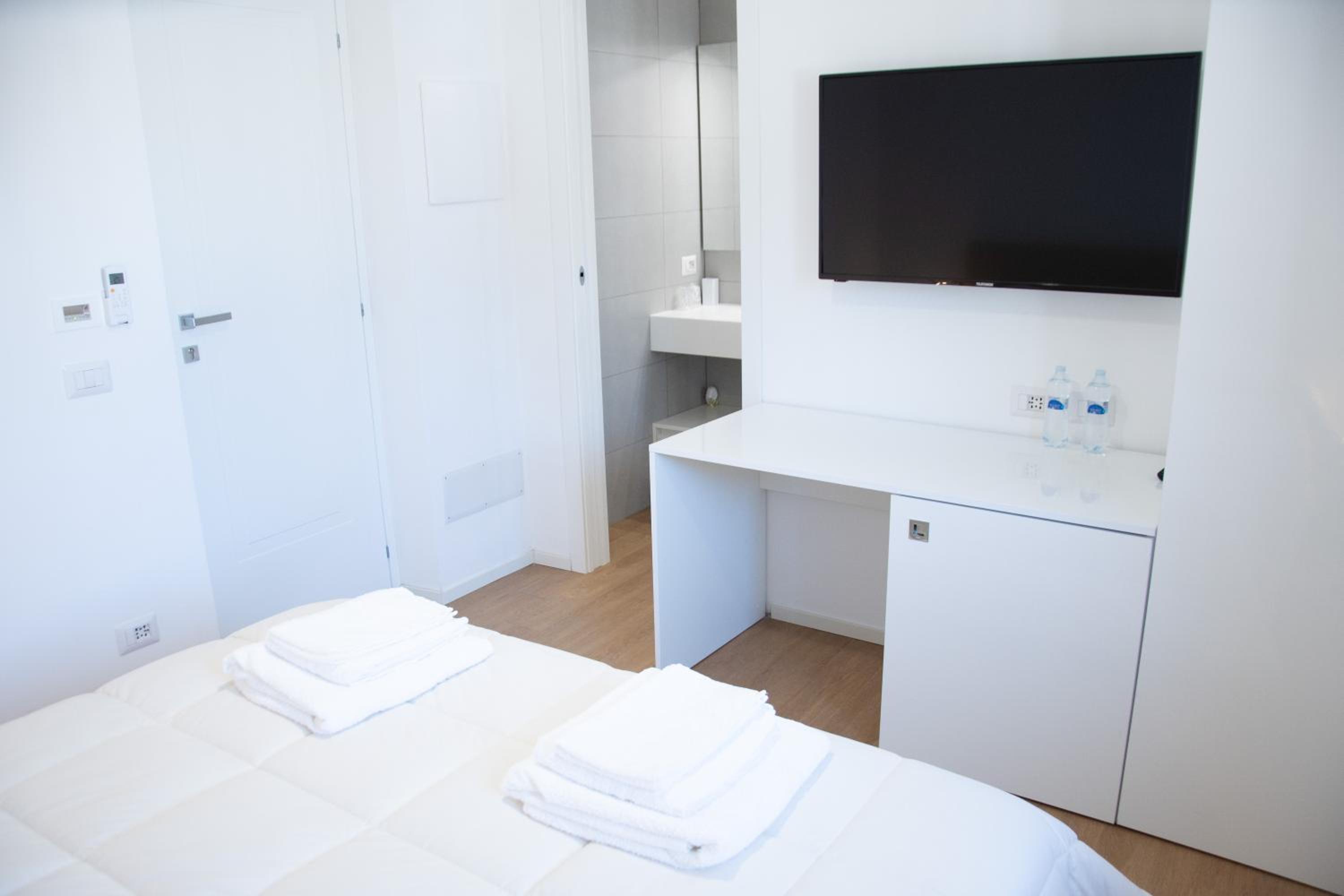 Double Room - Photo 6