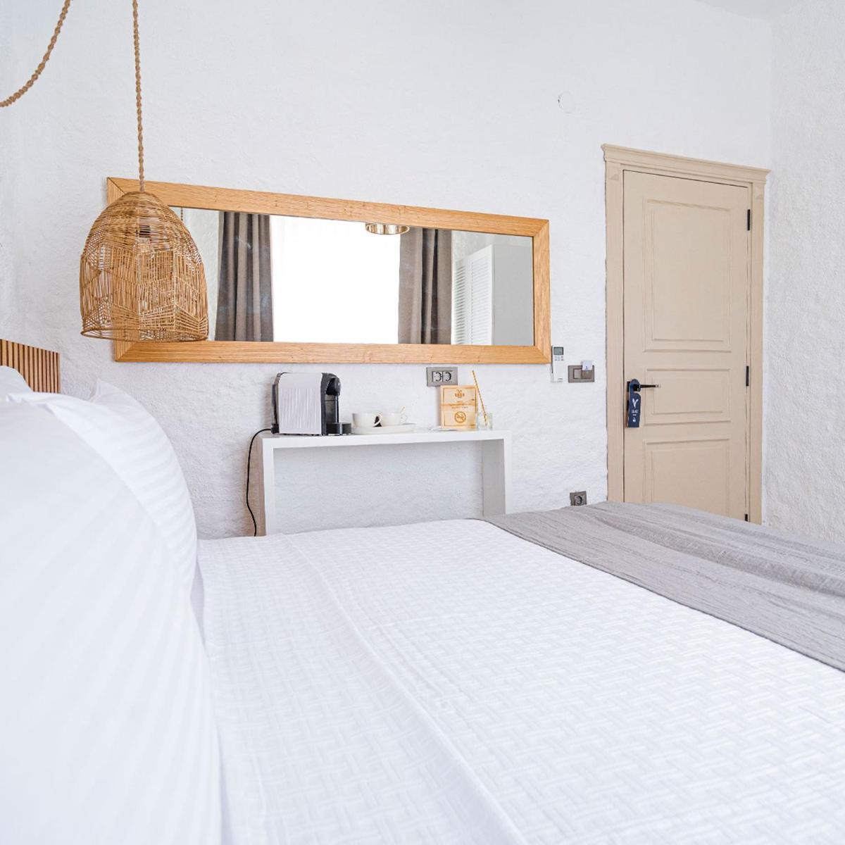 Standard Double or Twin Room - Photo 10