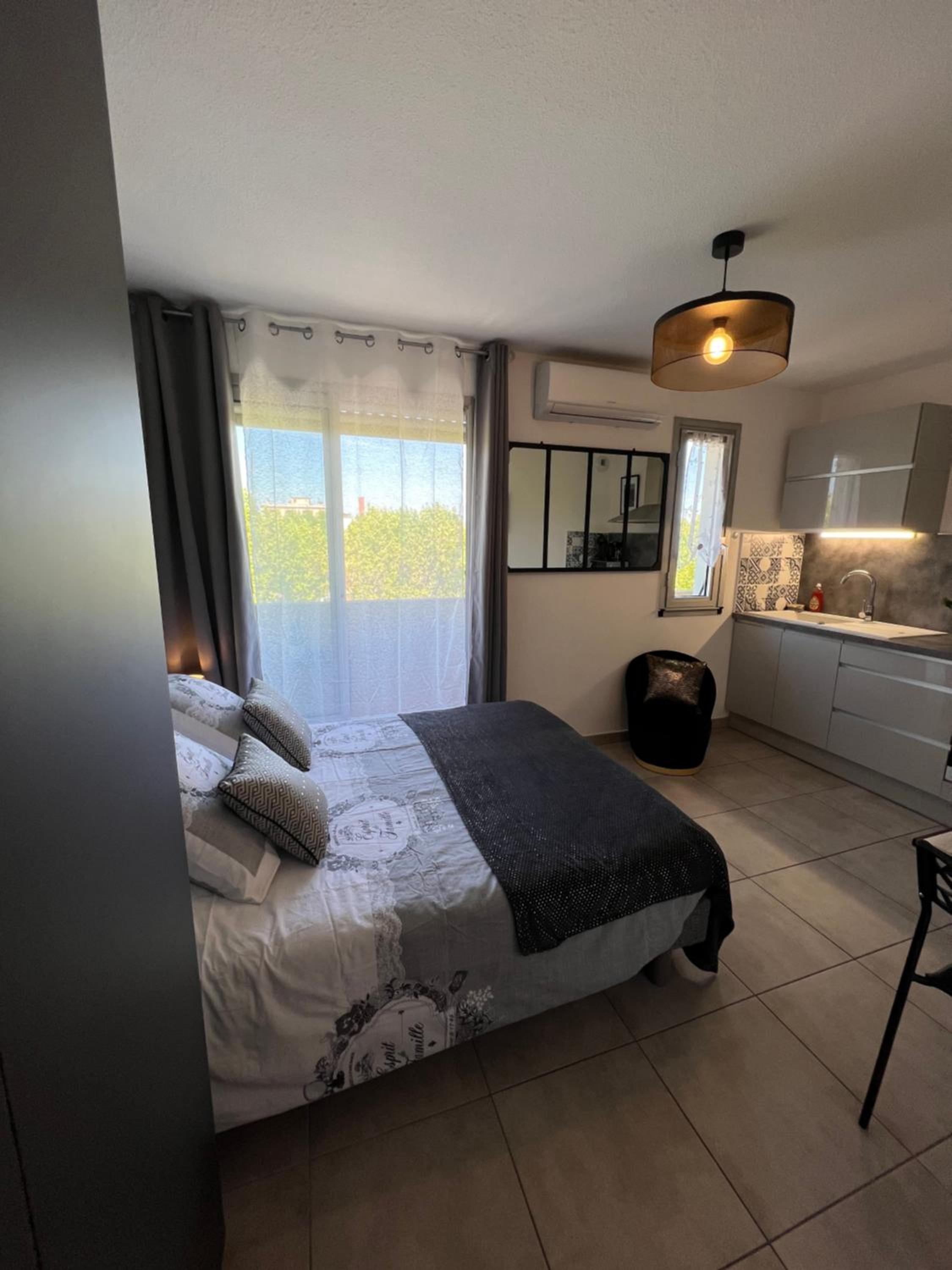 Studio with Balcony - Photo 6