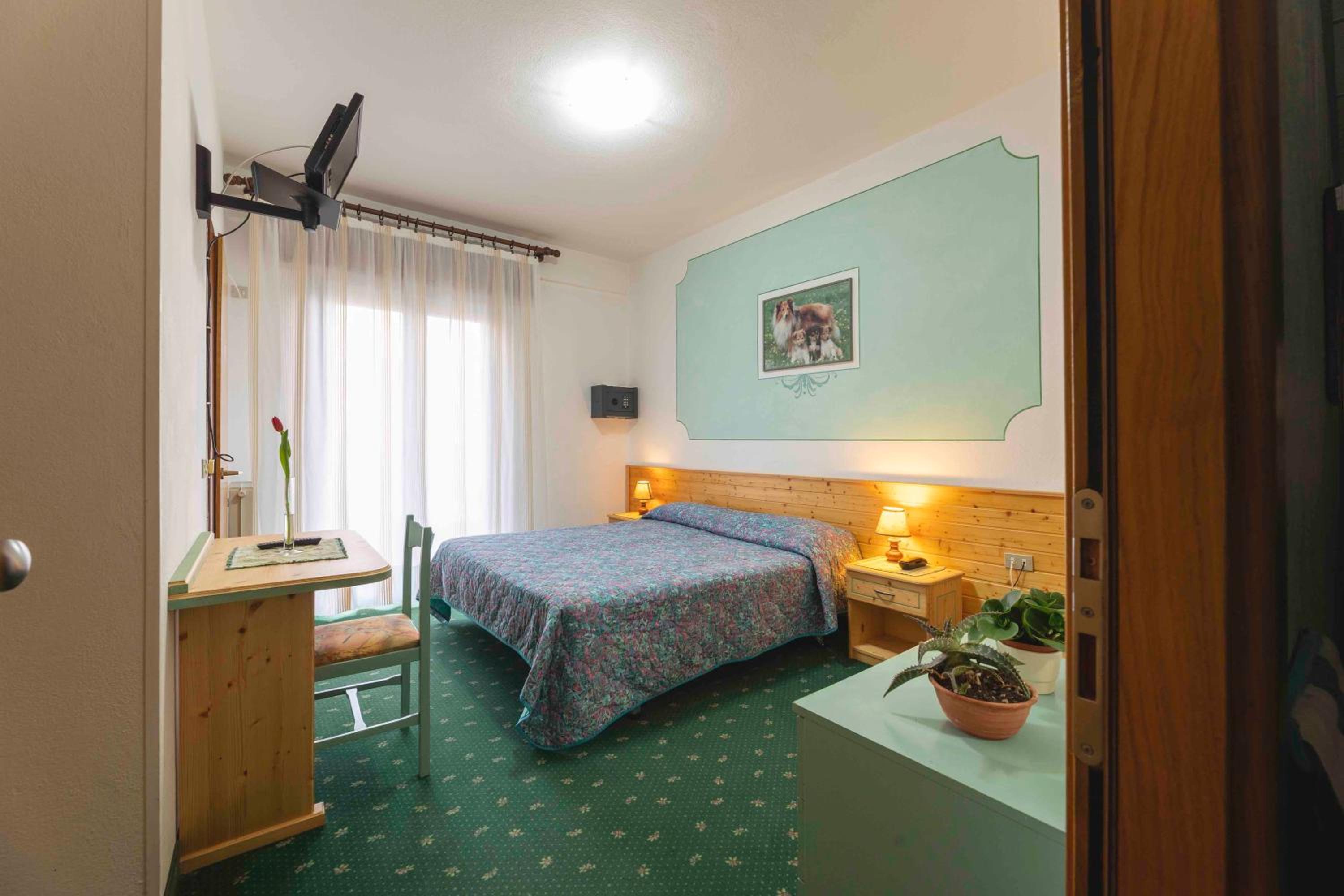 Economy Double Room photo 2