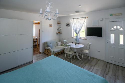 Studio Apartment with Terrace - Photo 5