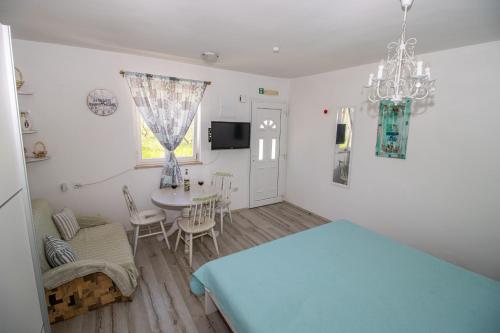 Studio Apartment with Terrace - Photo 6