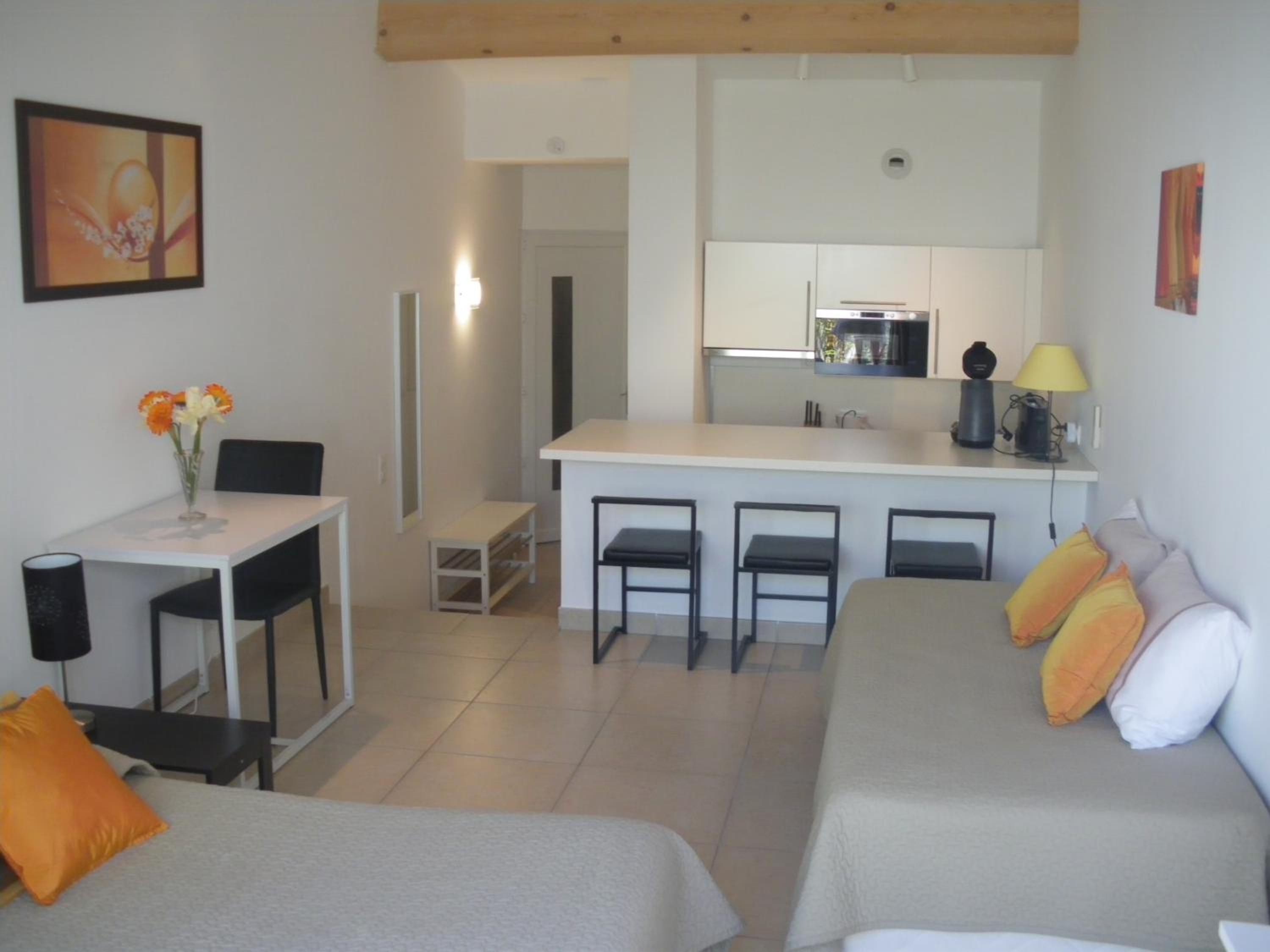 Large Studio (1 - 3 adults)
