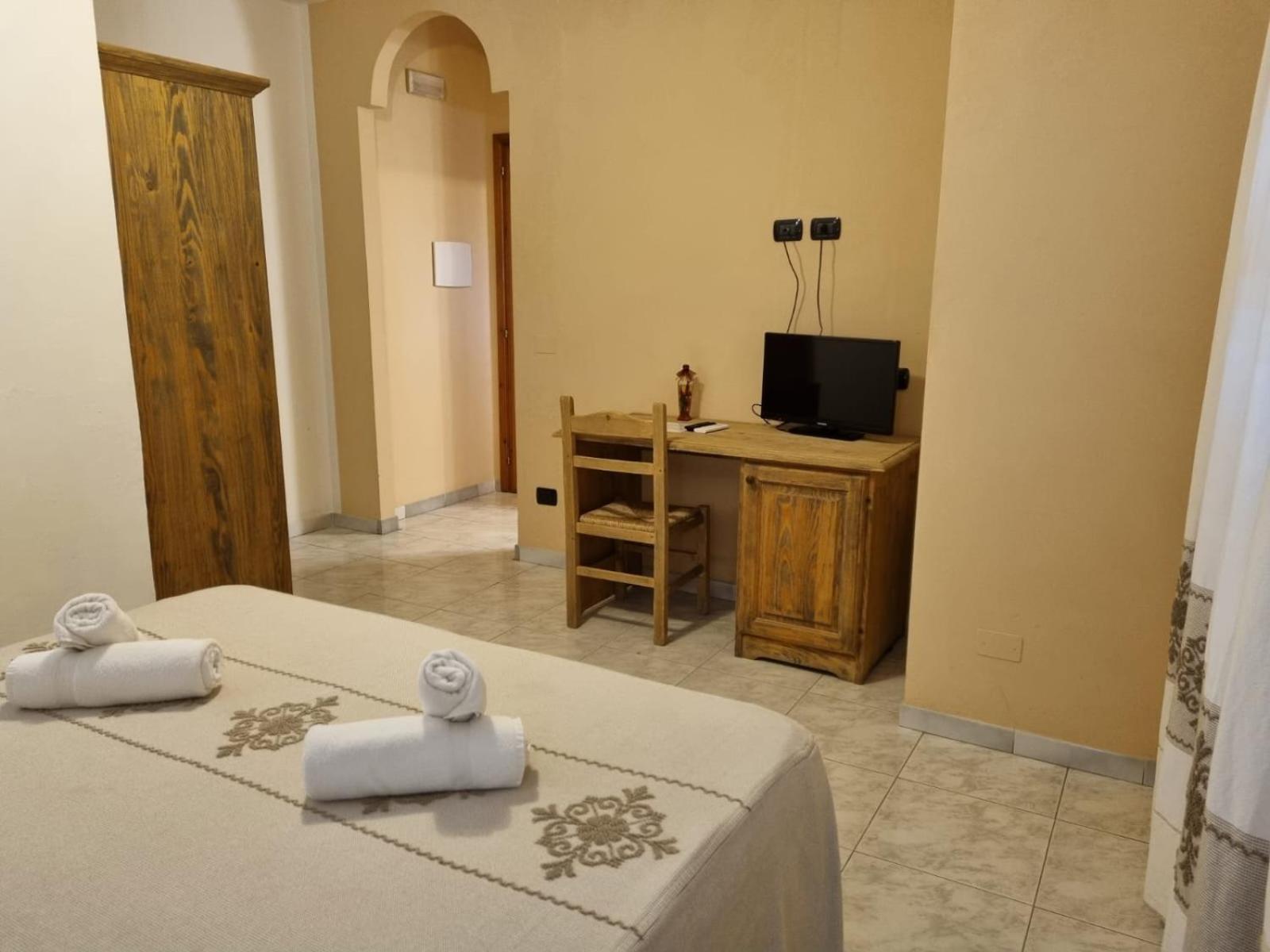 Deluxe Double or Twin Room with Balcony - Photo 3