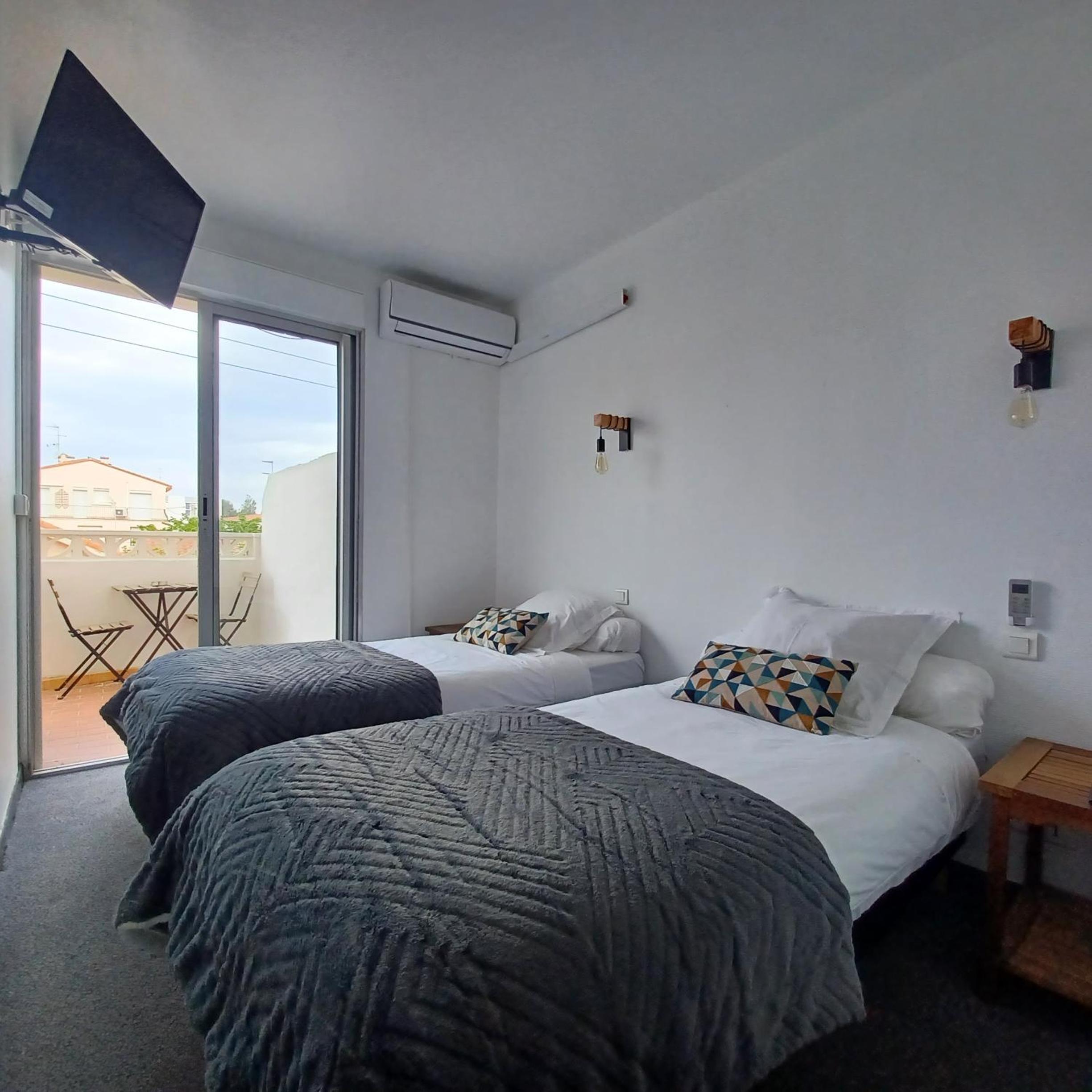 Twin Room - Photo 2