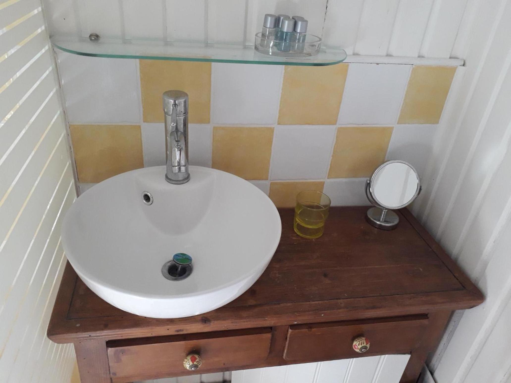 Double Room with Private Bathroom - Photo 2
