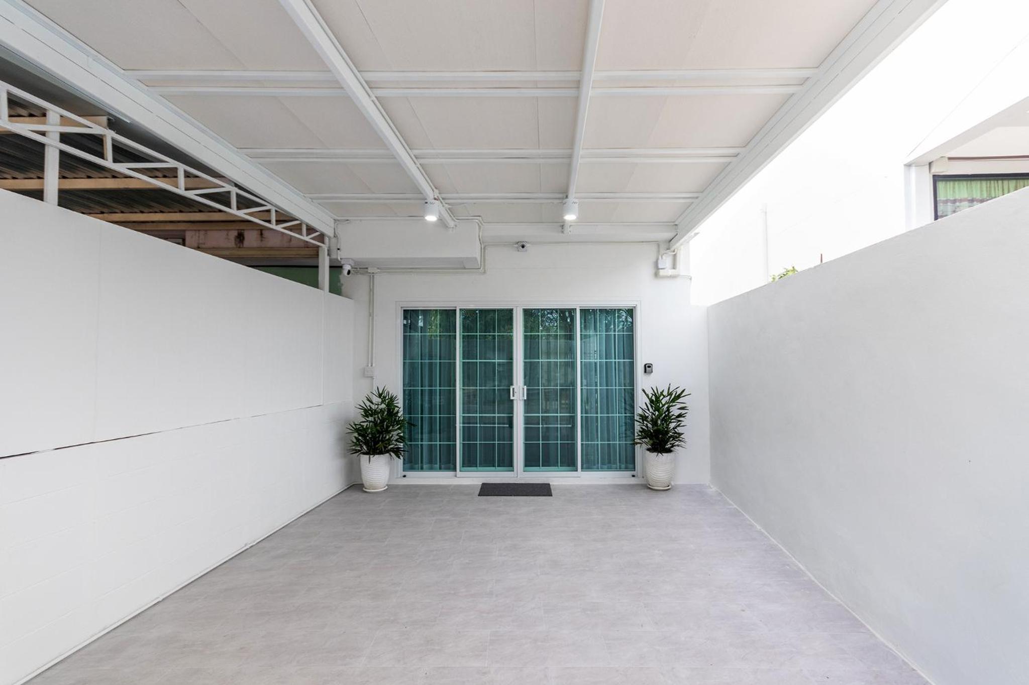 Three-Bedroom Townhouse - Photo 8