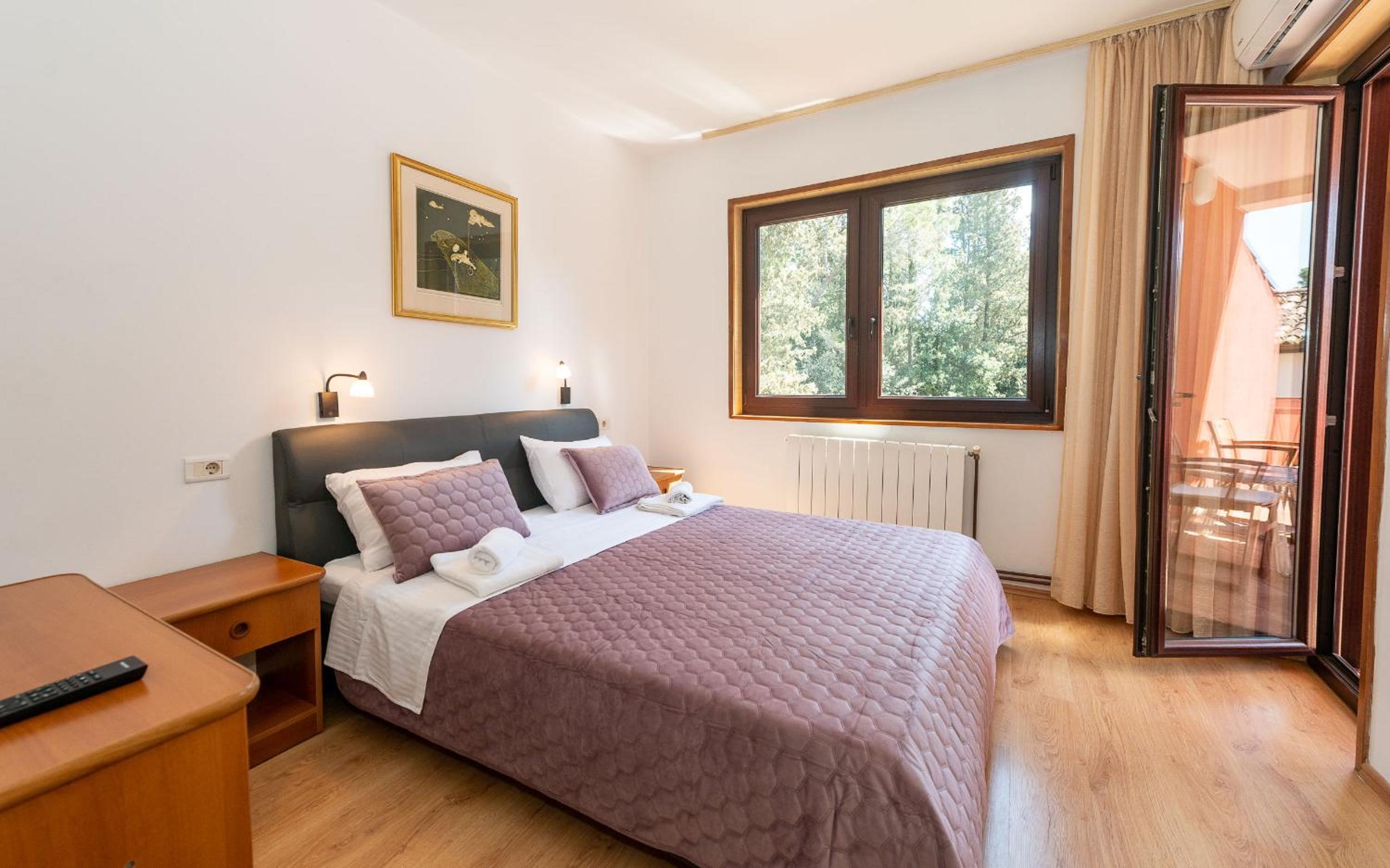 Double Room with Balcony - Photo 2