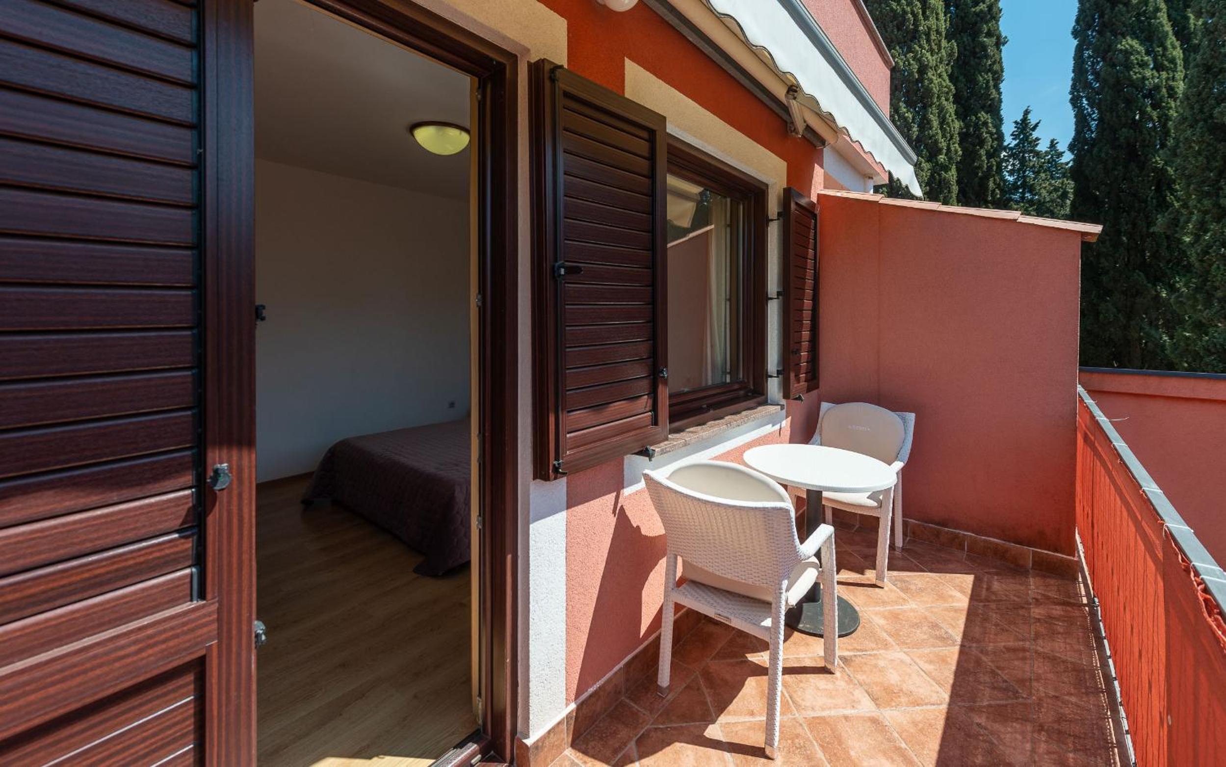 Double Room with Balcony - Photo 3