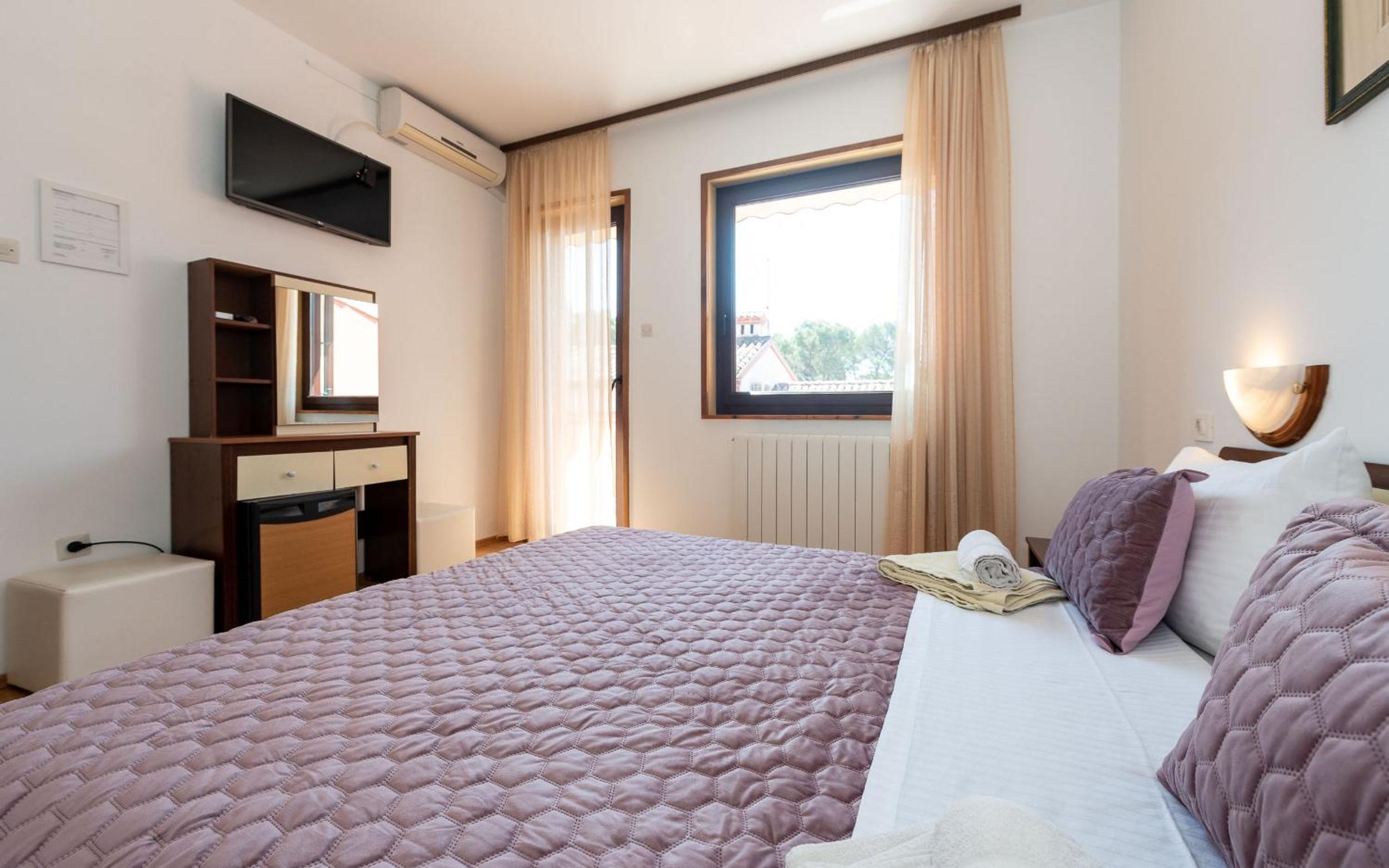 Double Room with Balcony - Photo 6