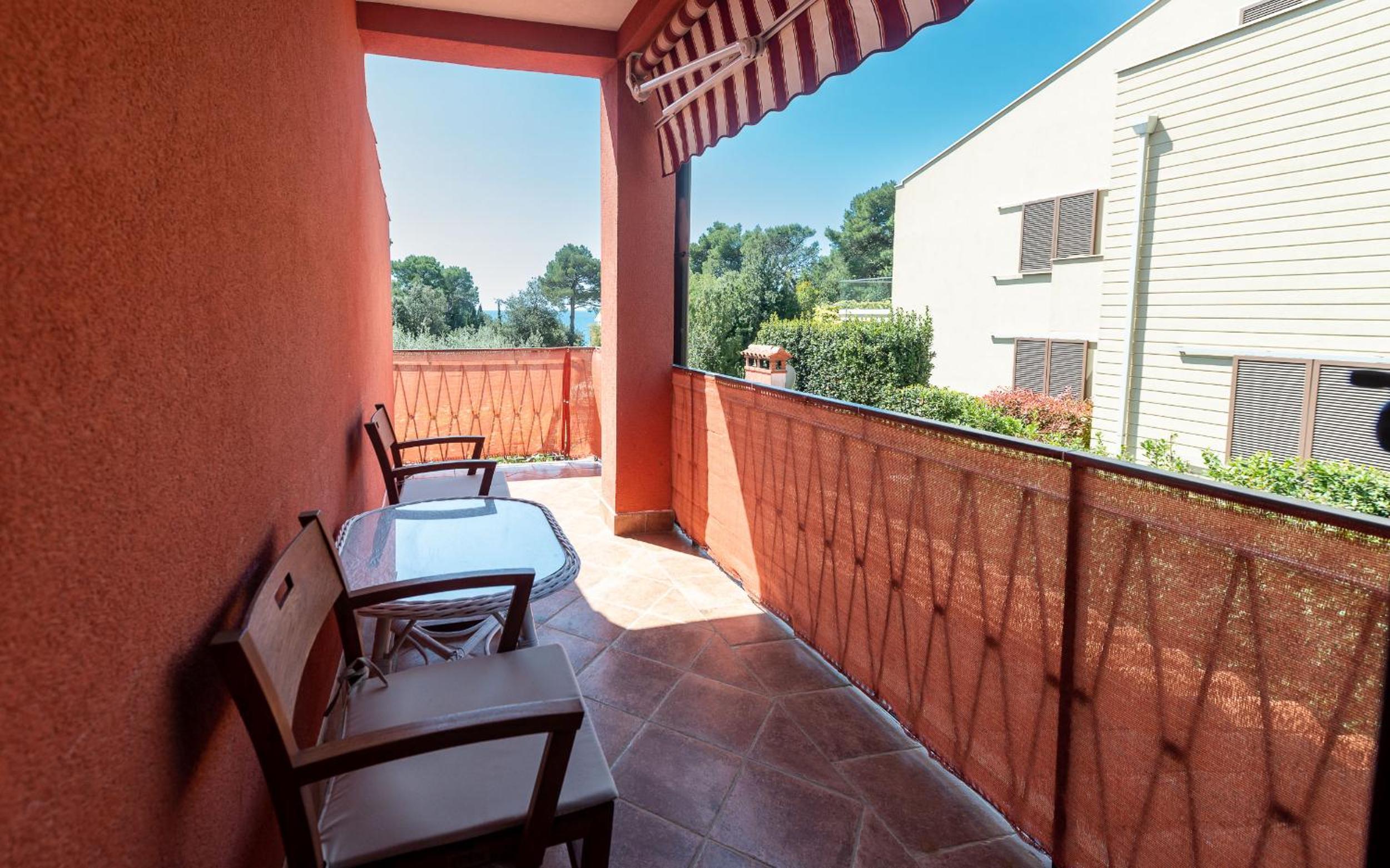 Double Room with Balcony - Photo 9
