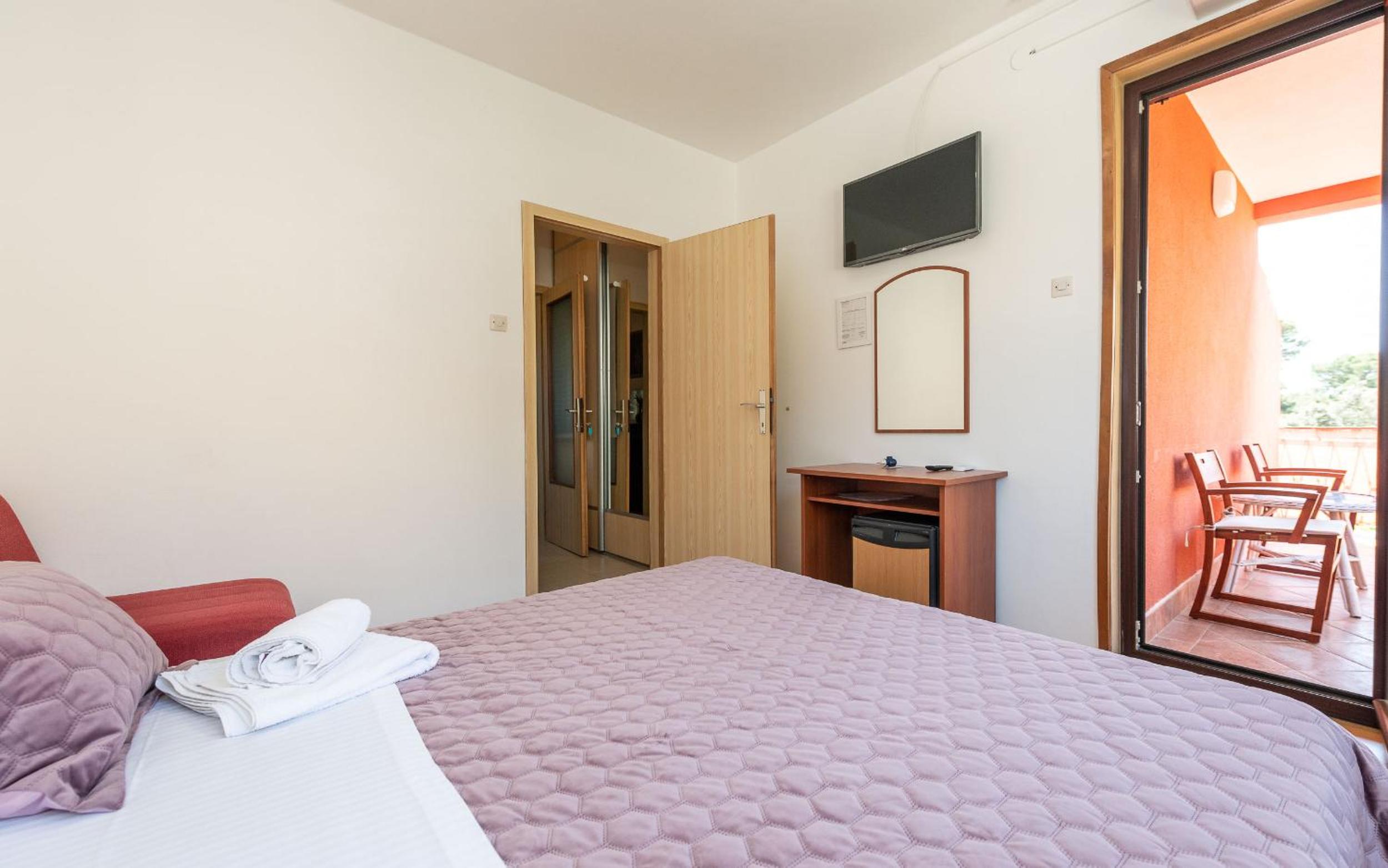 Double Room with Balcony - Photo 10