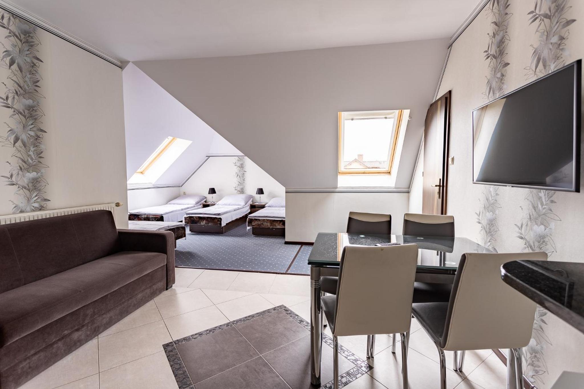 Quadruple Room with Bathroom - Photo 1
