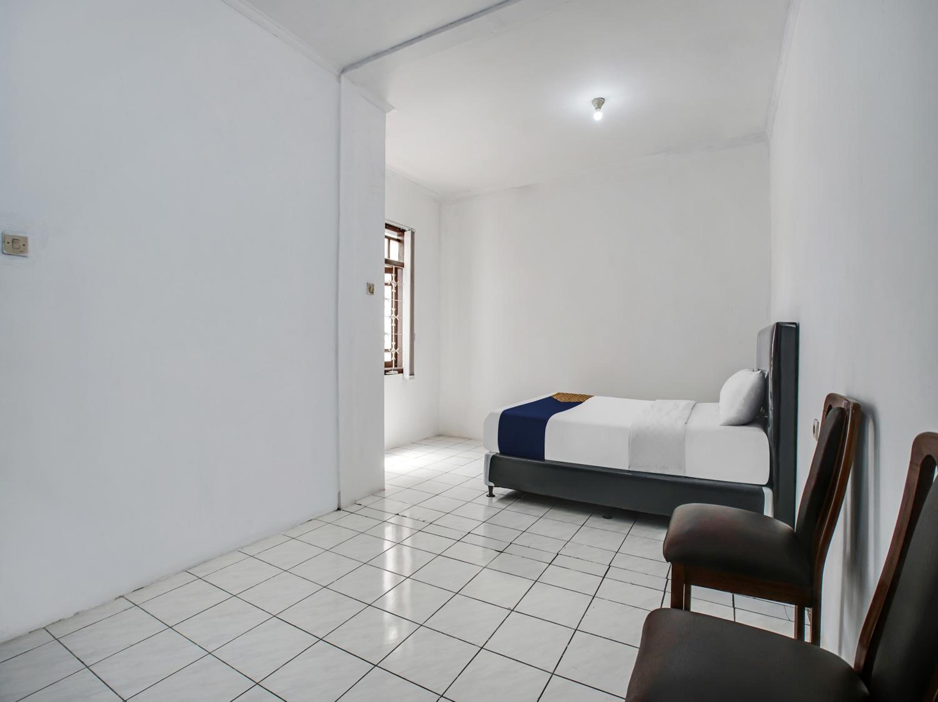 Budget Double Room - Photo 3