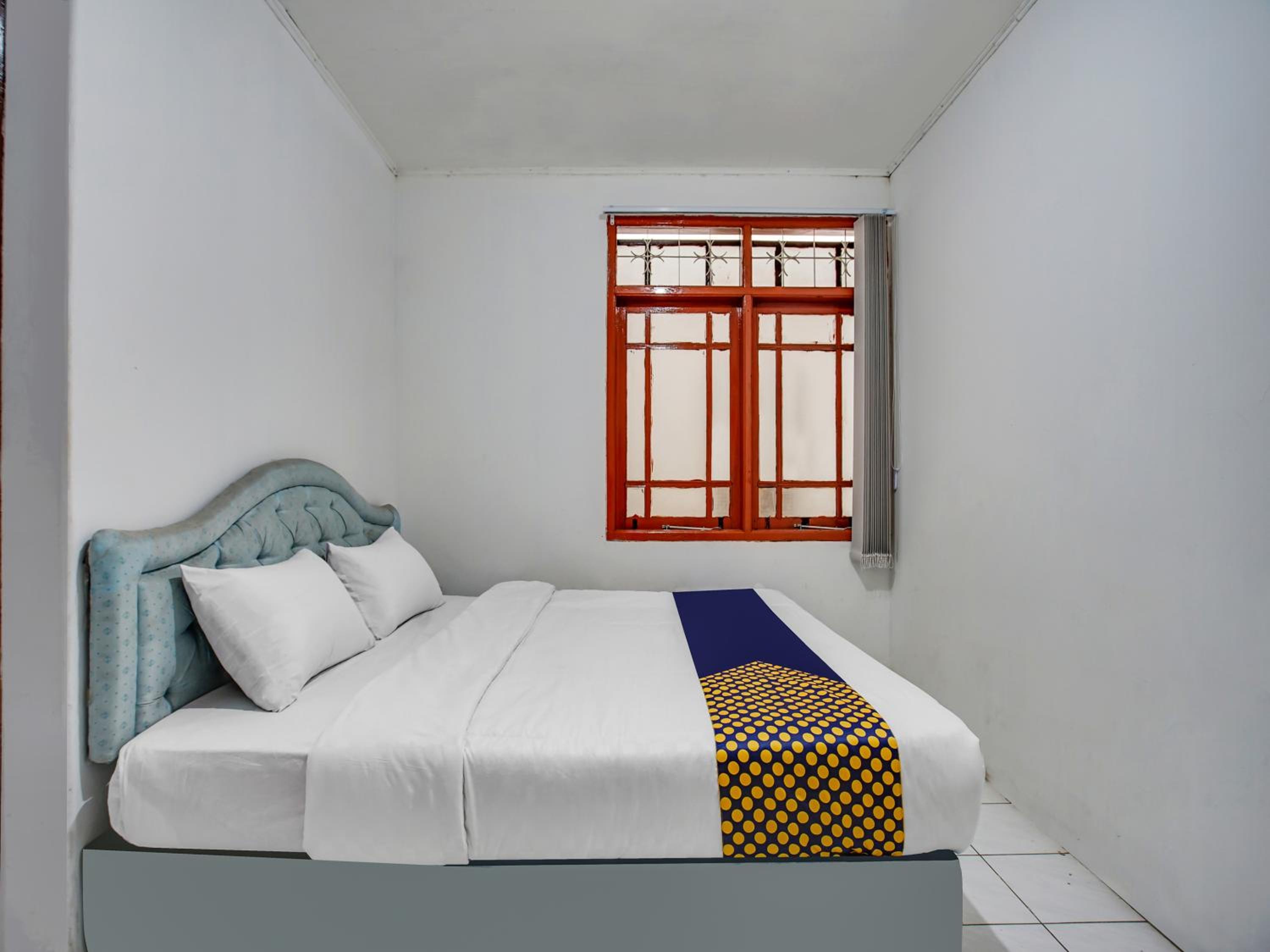 Budget Double Room - Photo 9