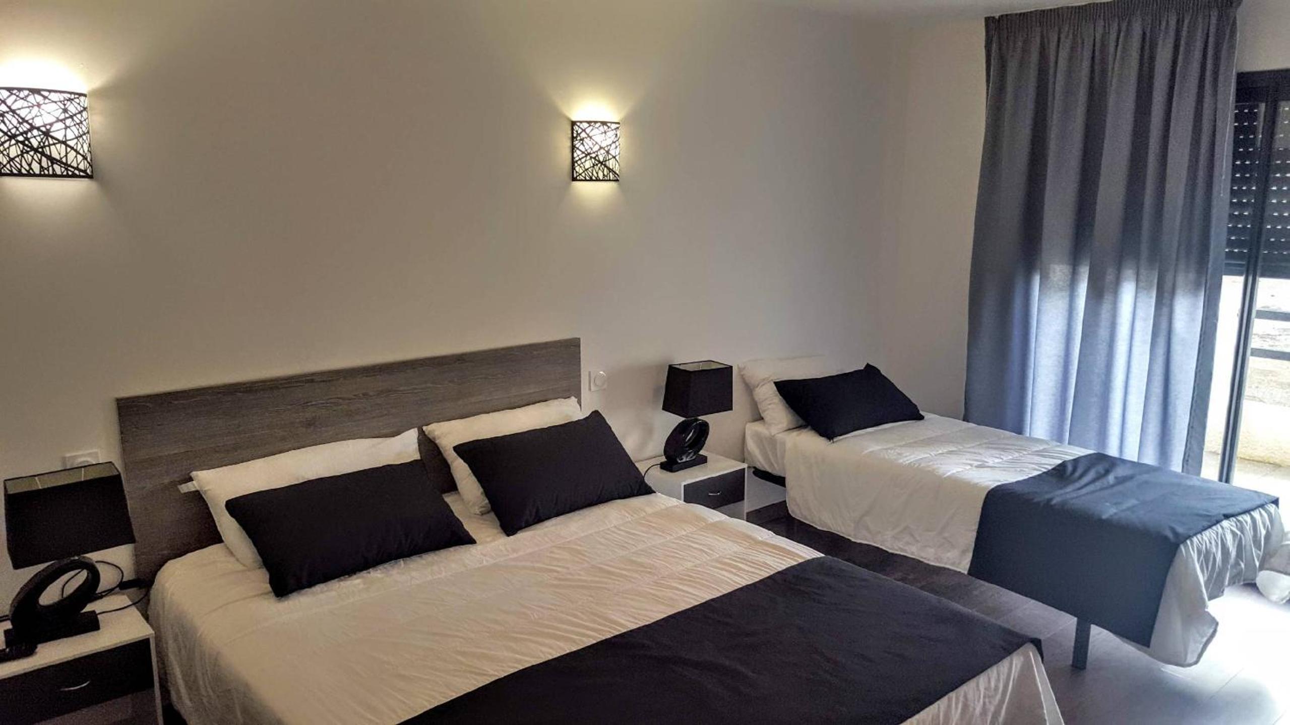 Deluxe Room (2 Adults + 1 Child) - Photo 3