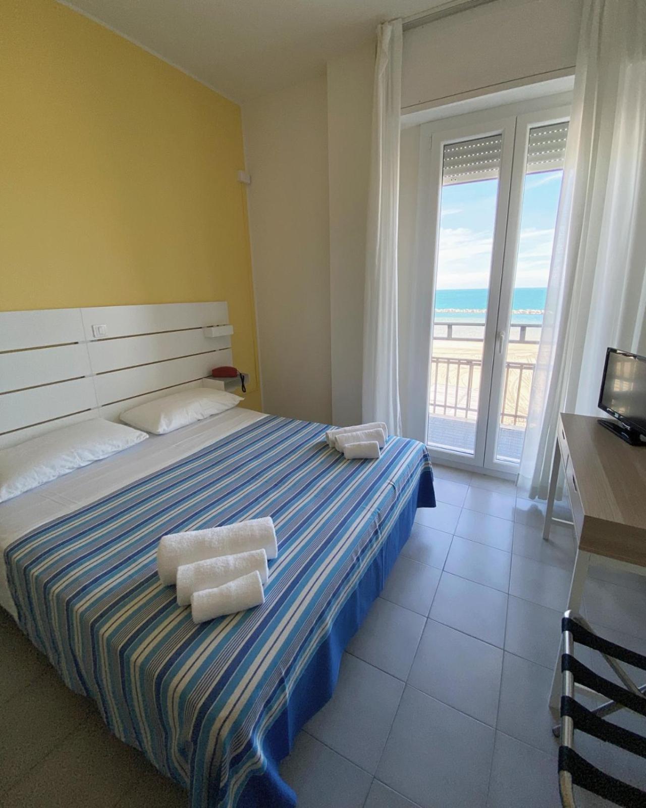 Double or Twin Room with Sea View - Photo 2