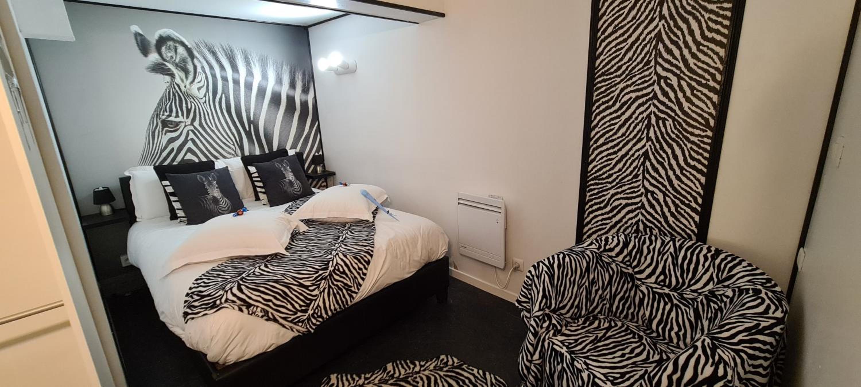 Suite with Private Hot Tub - Photo 14
