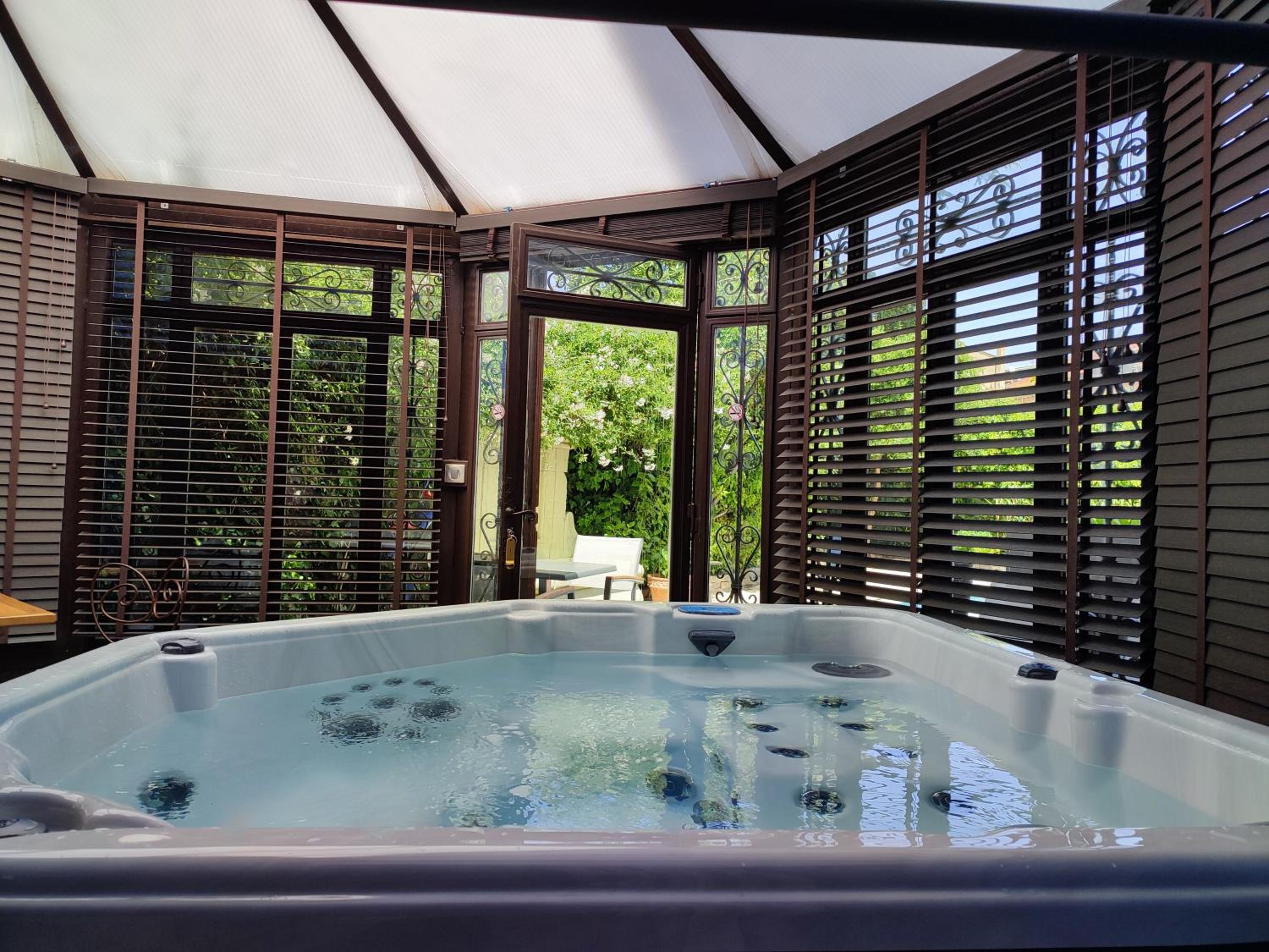 King Room with Spa Bath - Photo 11