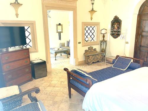 Deluxe King Suite photo 2