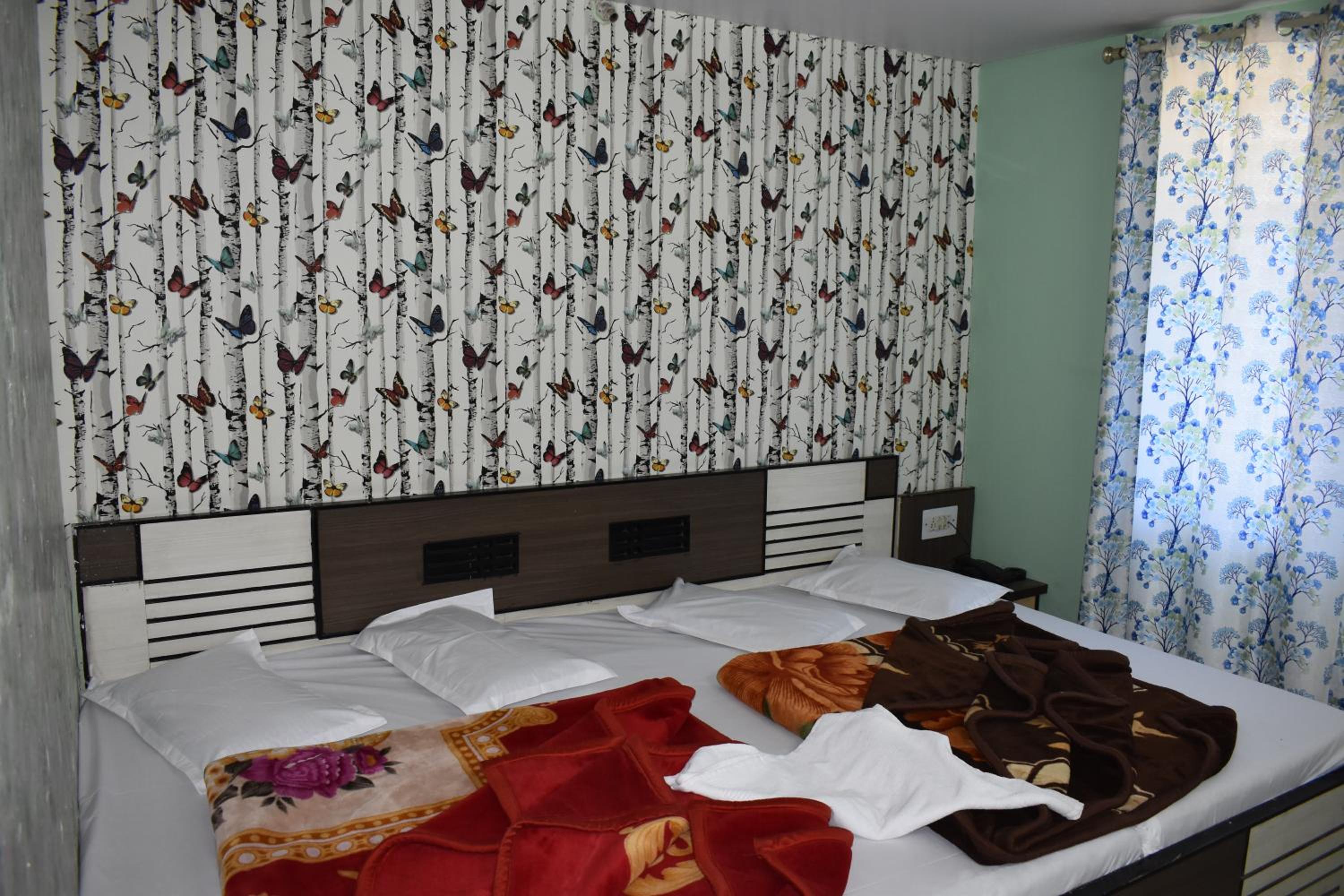 Deluxe three bed air cooled room
