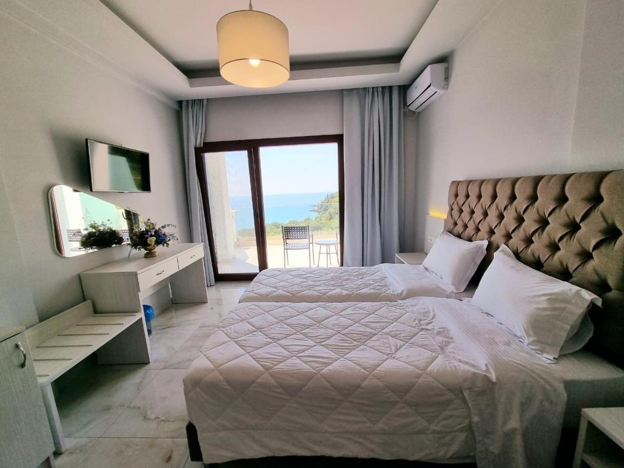 Deluxe Suite with Sea View - Photo 1