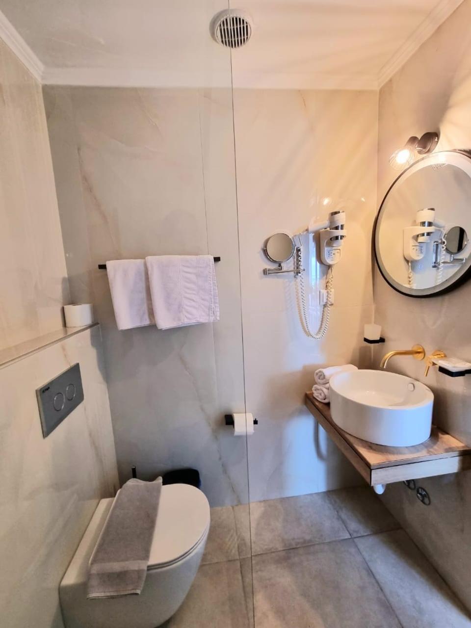 Deluxe Suite with Sea View - Photo 5