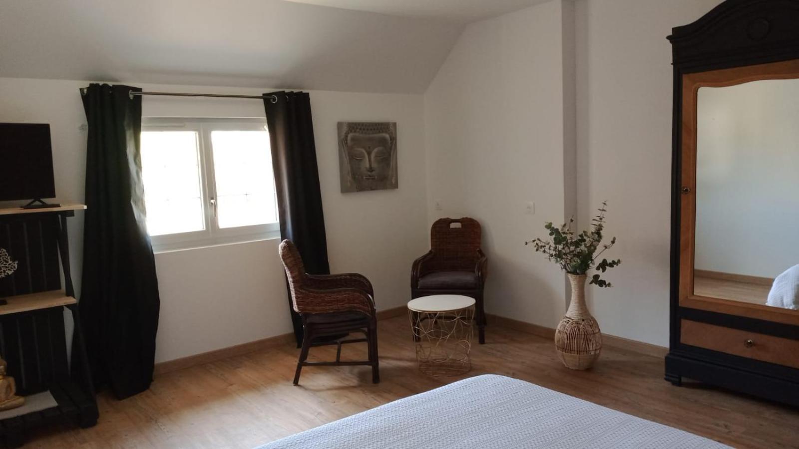 Large Double Room - Photo 4