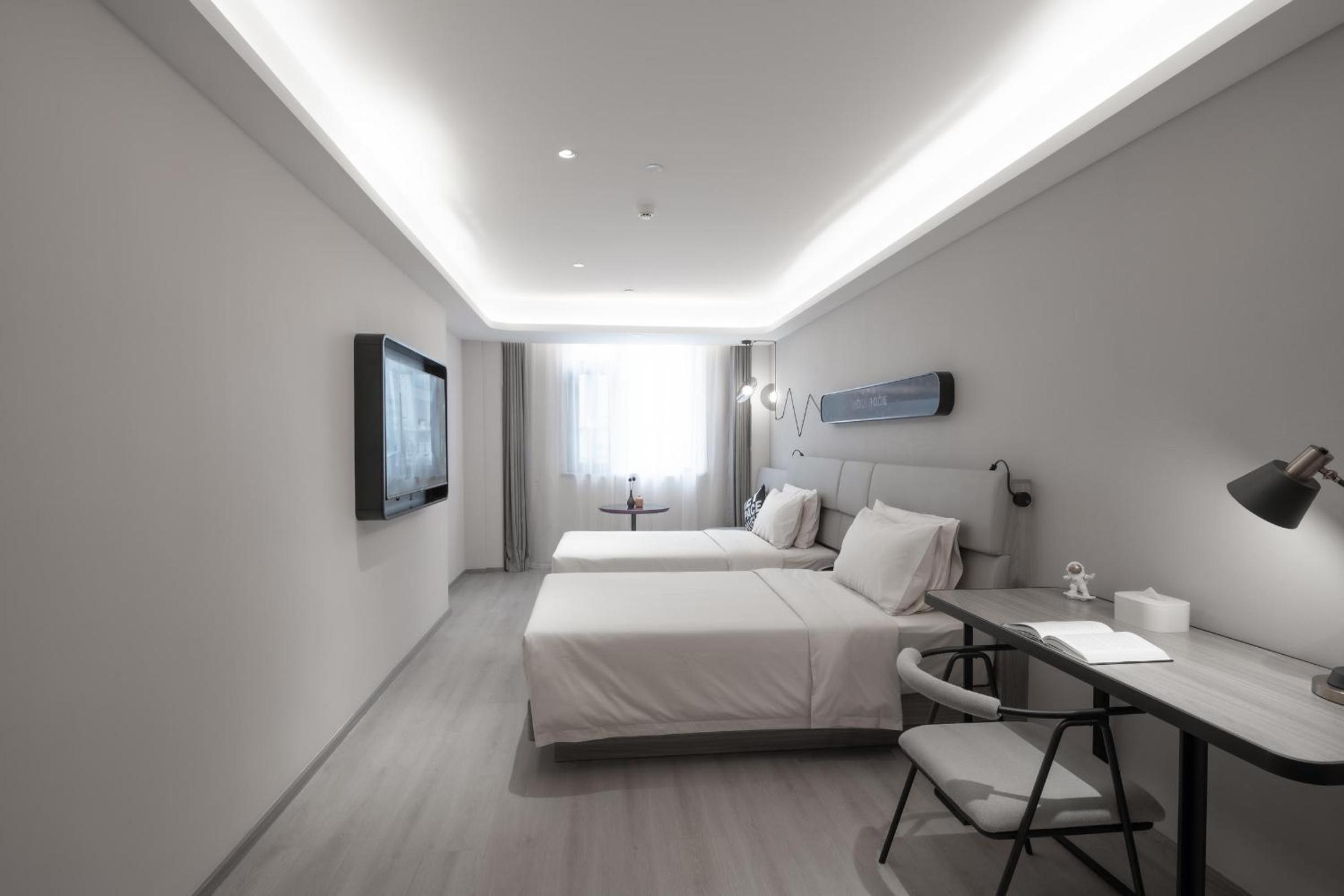 Light Twin Room - Photo 1