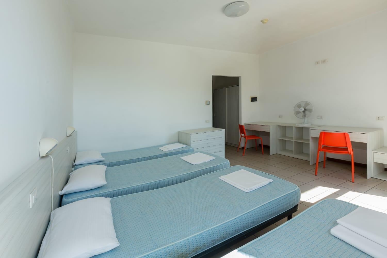 Quadruple Room with Private Bathroom - Photo 8