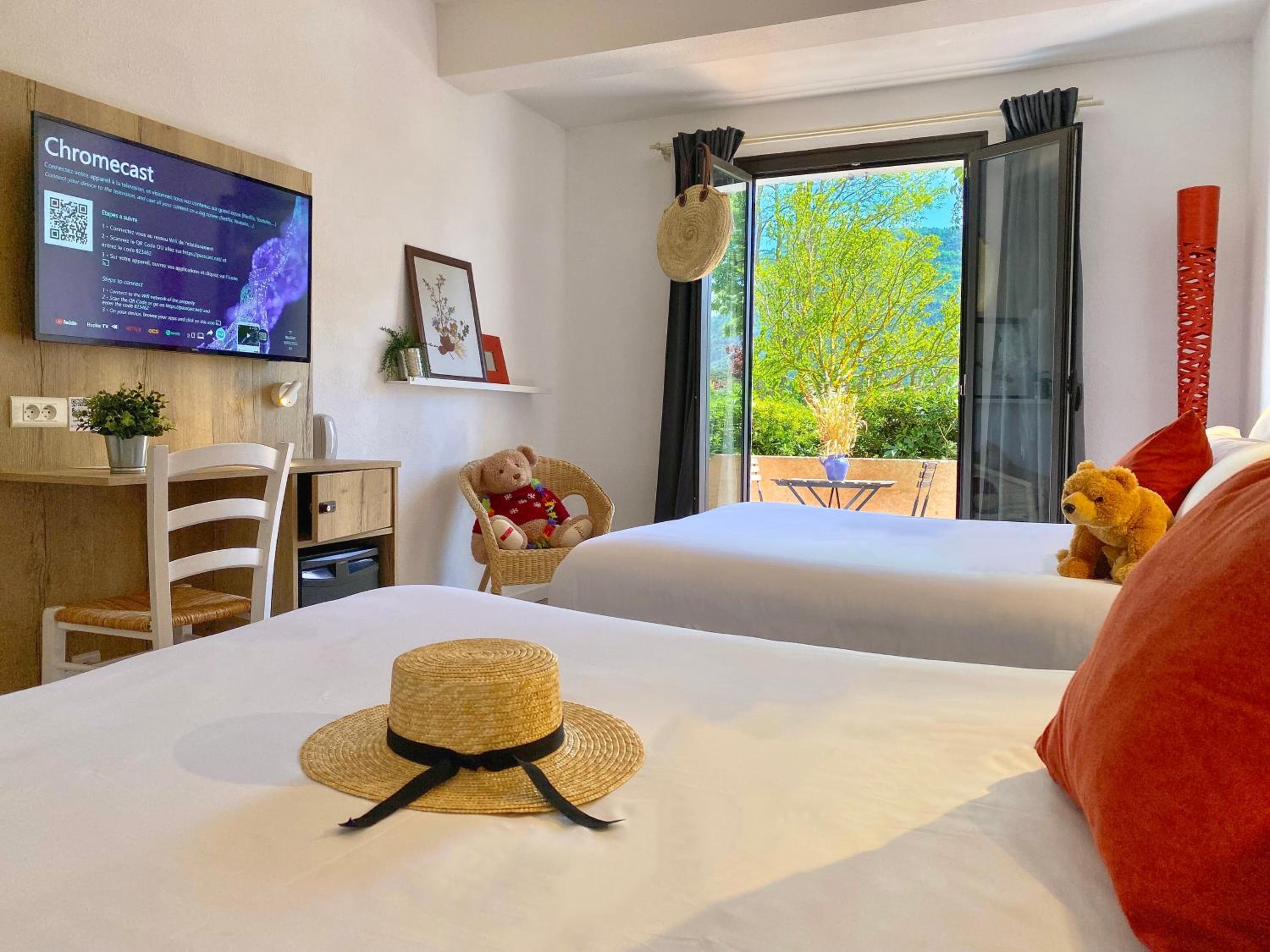 Quadruple Room with Balcony - Photo 6