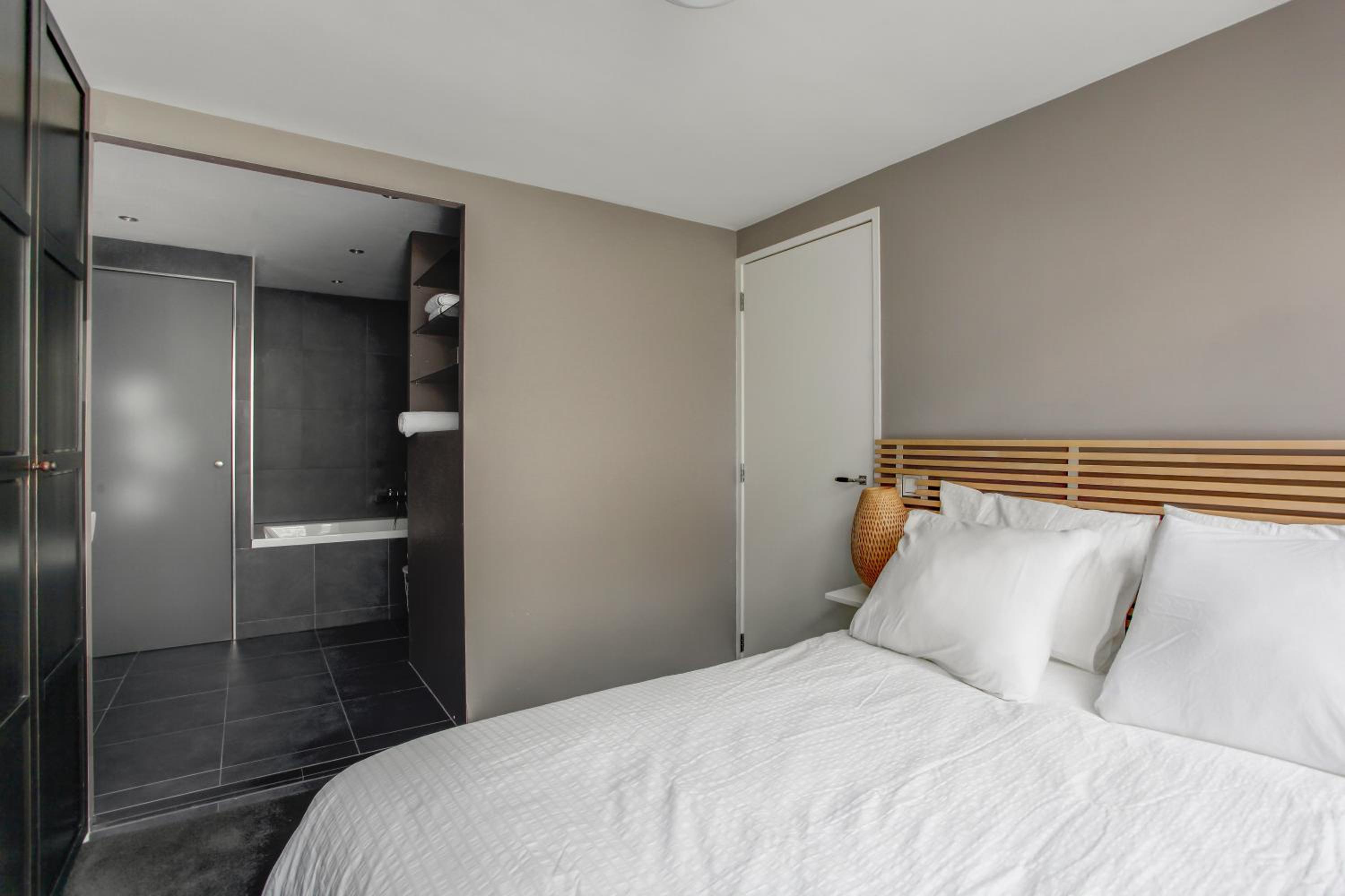 Luxury One-Bedroom Apartment with Canal View photo 2