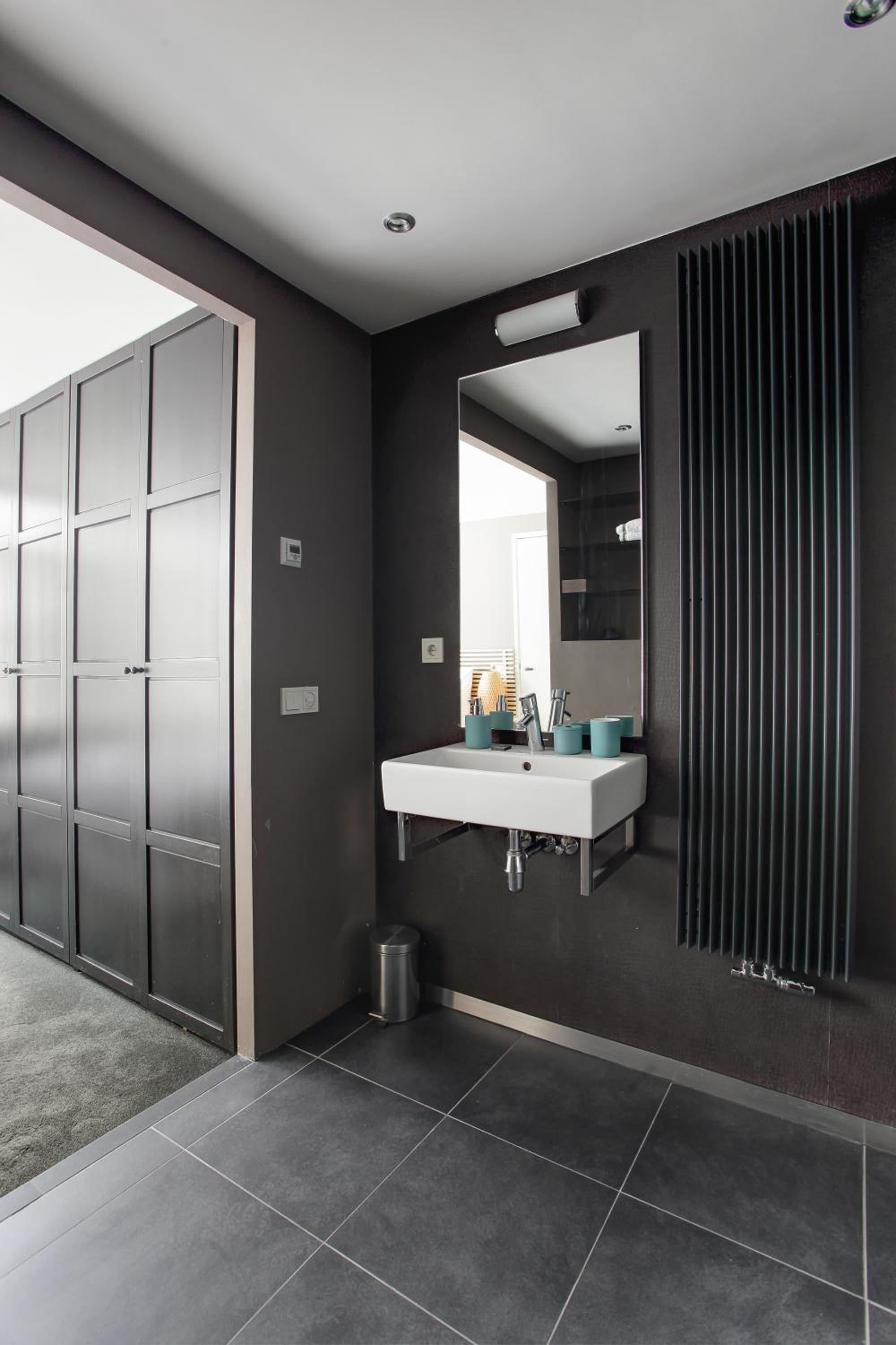 Luxury One-Bedroom Apartment with Canal View